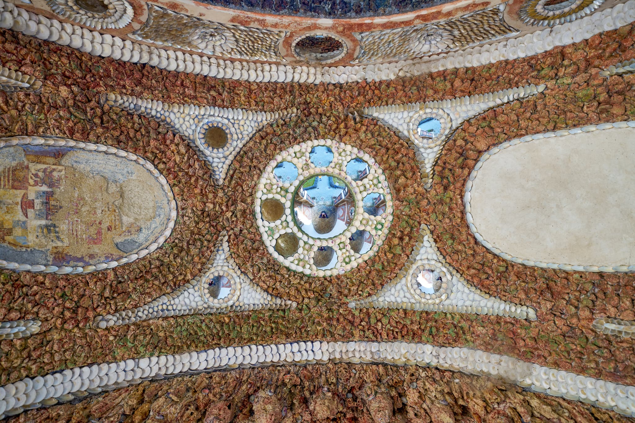 Muschel- und Spiegelgrotte in der Grotte im Paradiesgarten des Schloss Neuburg am Inn, Passau, Niederbayern. Wand- oder Deckengestaltung im Donau-Wald.