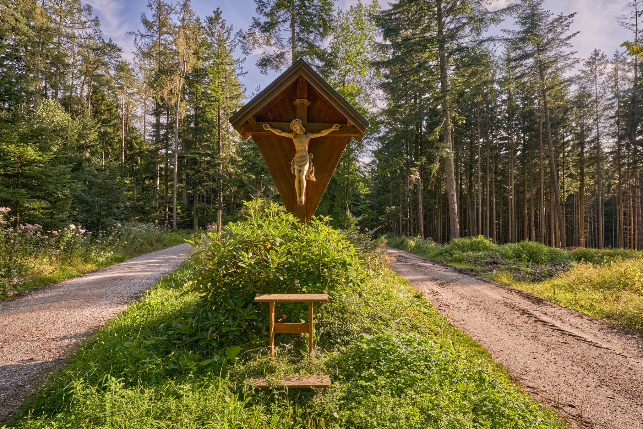 Wegkreuz im Wald bei Schellenberg, Simbach am Inn. Rottal-Inn, Niederbayern, Holzland/Bäderdreieck, Bayern, Deutschland.