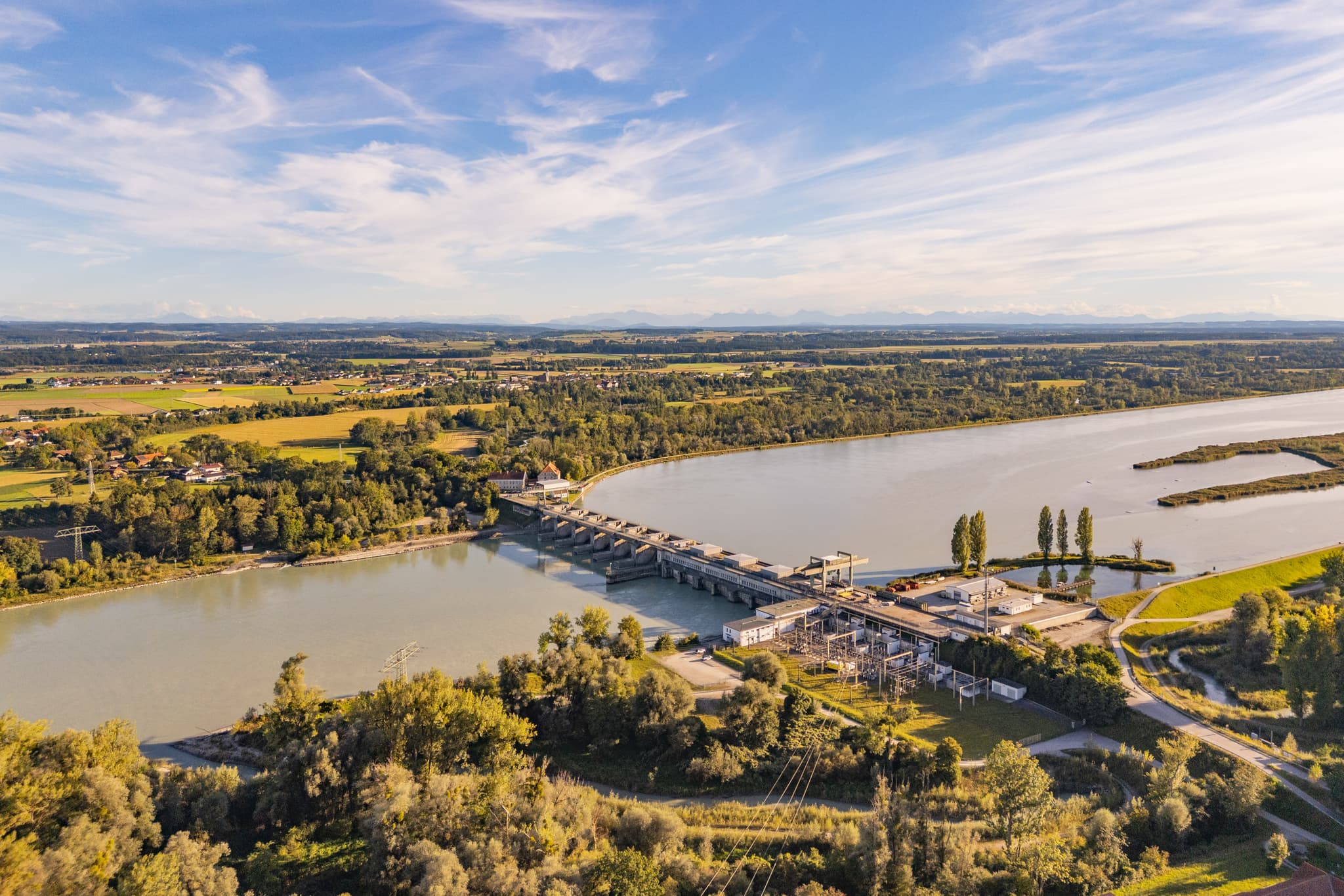 Luftbild des Inn-Kraftwerks Ering-Frauenstein am Inn in Ering am Inn, Landkreis Rottal-Inn, Niederbayern. Grüne Landschaft der Region Bäderdrieck. Deutschland.