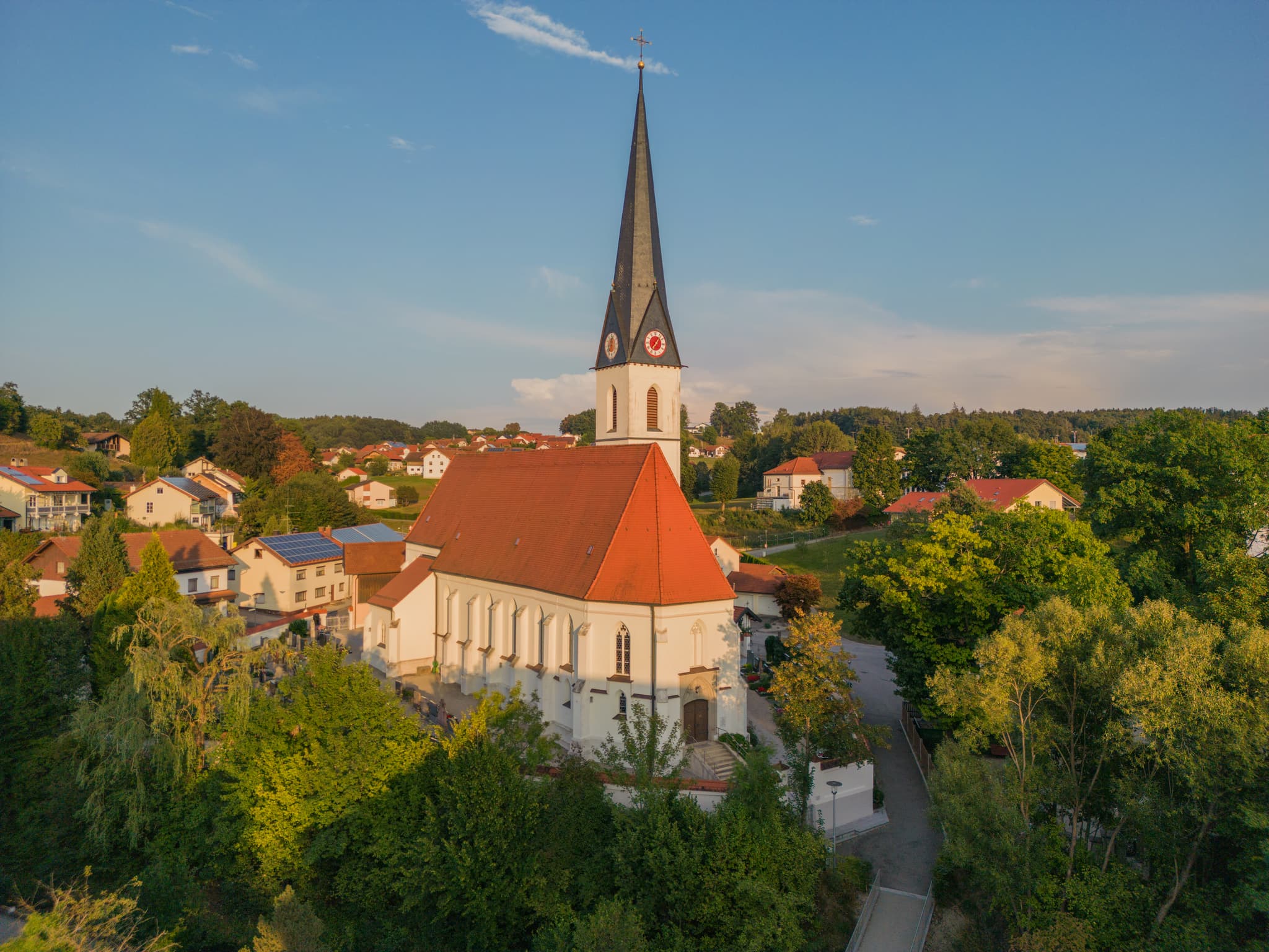 Luftbild der Pfarrkirche St. Martin in Reischach, Landkreis Altötting, Oberbayern, Inn-Salzach, Holzland, Bayern, Deutschland.