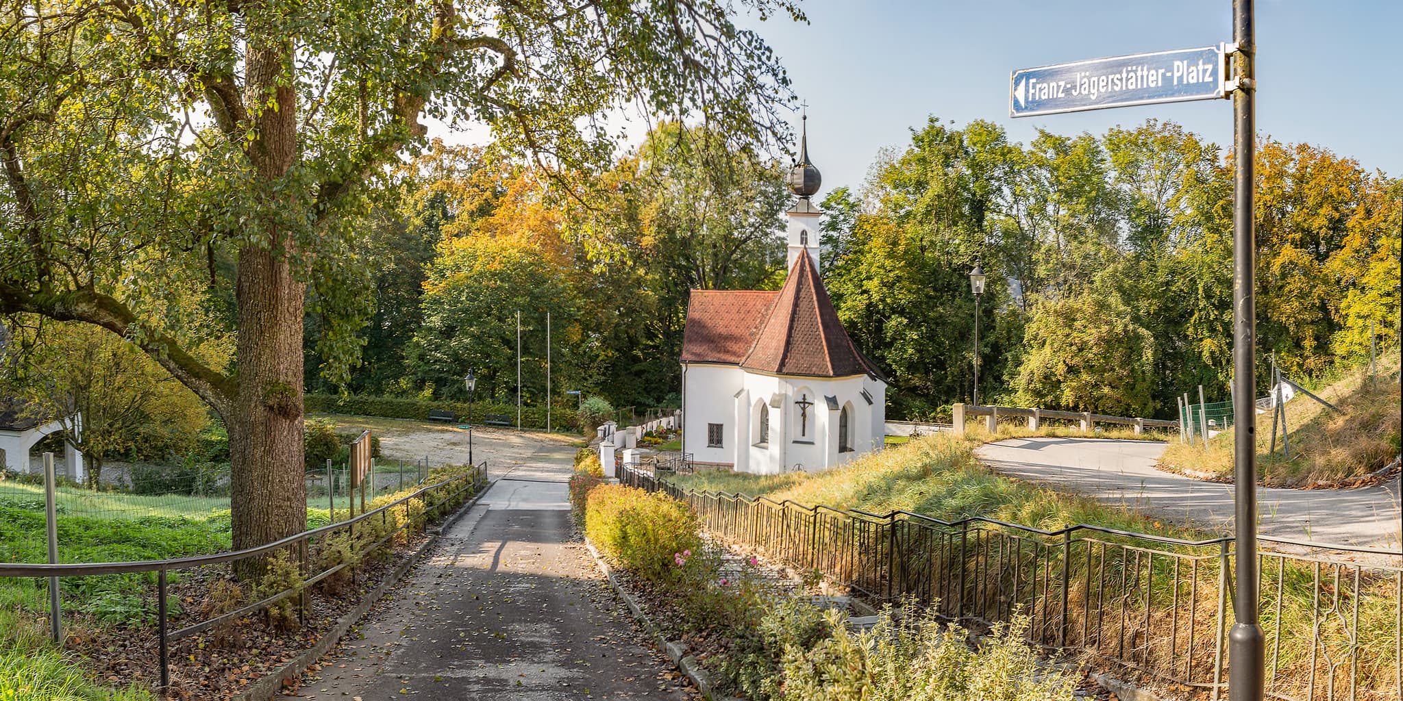 Blick auf eine Kapelle in St. Radegund, Bezirk Braunau am Inn, Oberösterreich, Österreich. Umgeben von der Natur des Innviertels.