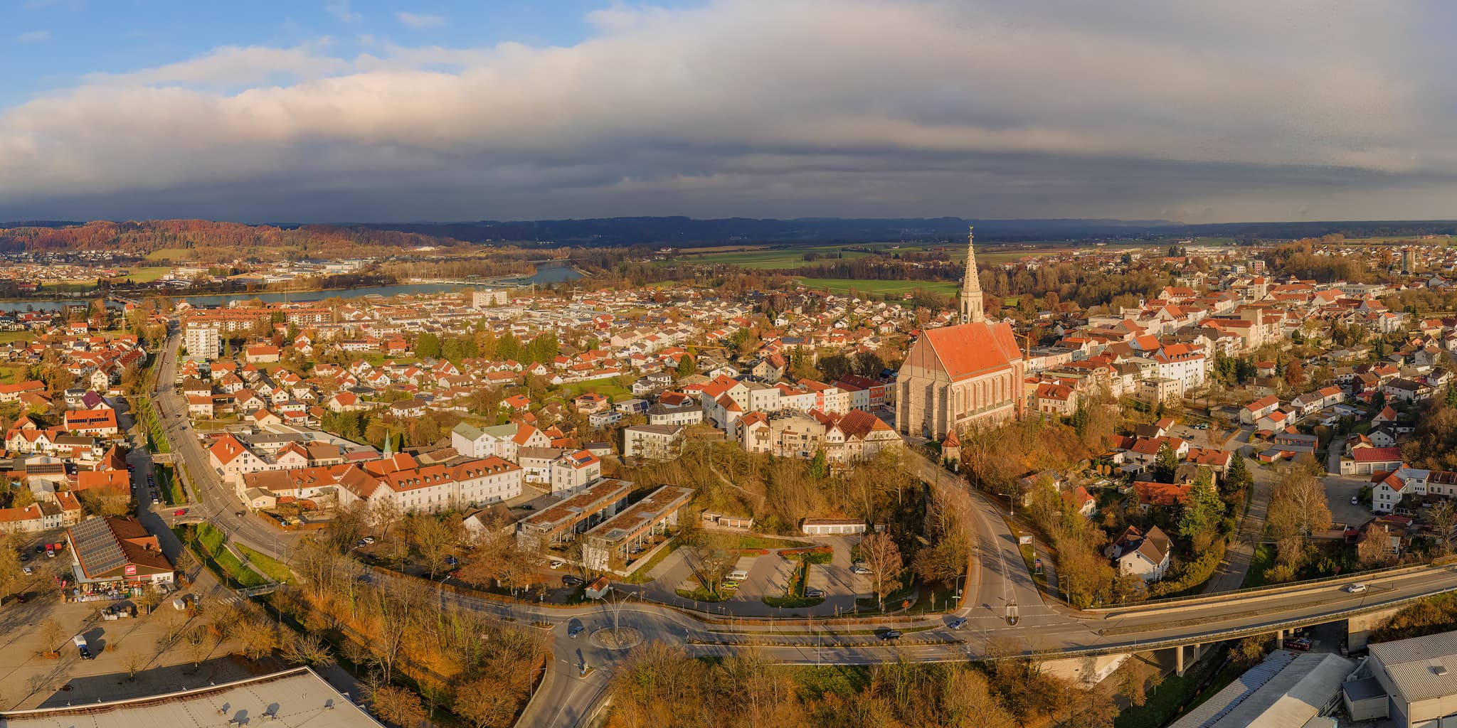 Stadtansicht Neuötting mit der Pfarrkirche St. Nikolaus. Die Stadt im Landkreis Altötting, Oberbayern, in der Region Inn-Salzach, Deutschland.