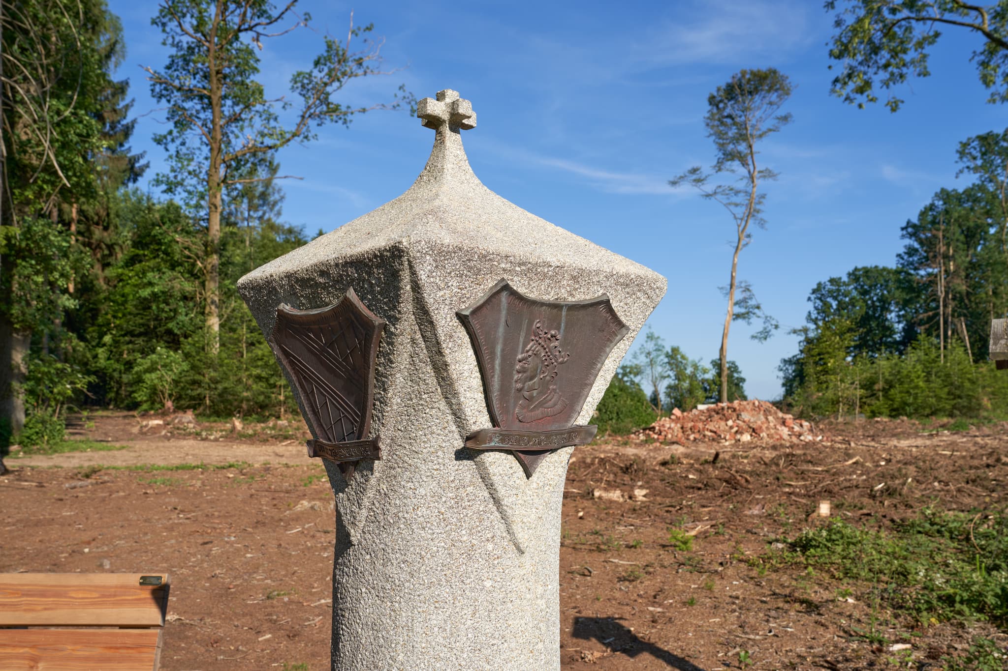 Bild zeigt einen Diozesangrenzstein des Bistums Freising, Rregensburg, Passau, Salzburg in Ramprecht, Massing, Rottal-Inn, Niederbayern, Holzland, Deutschland.
