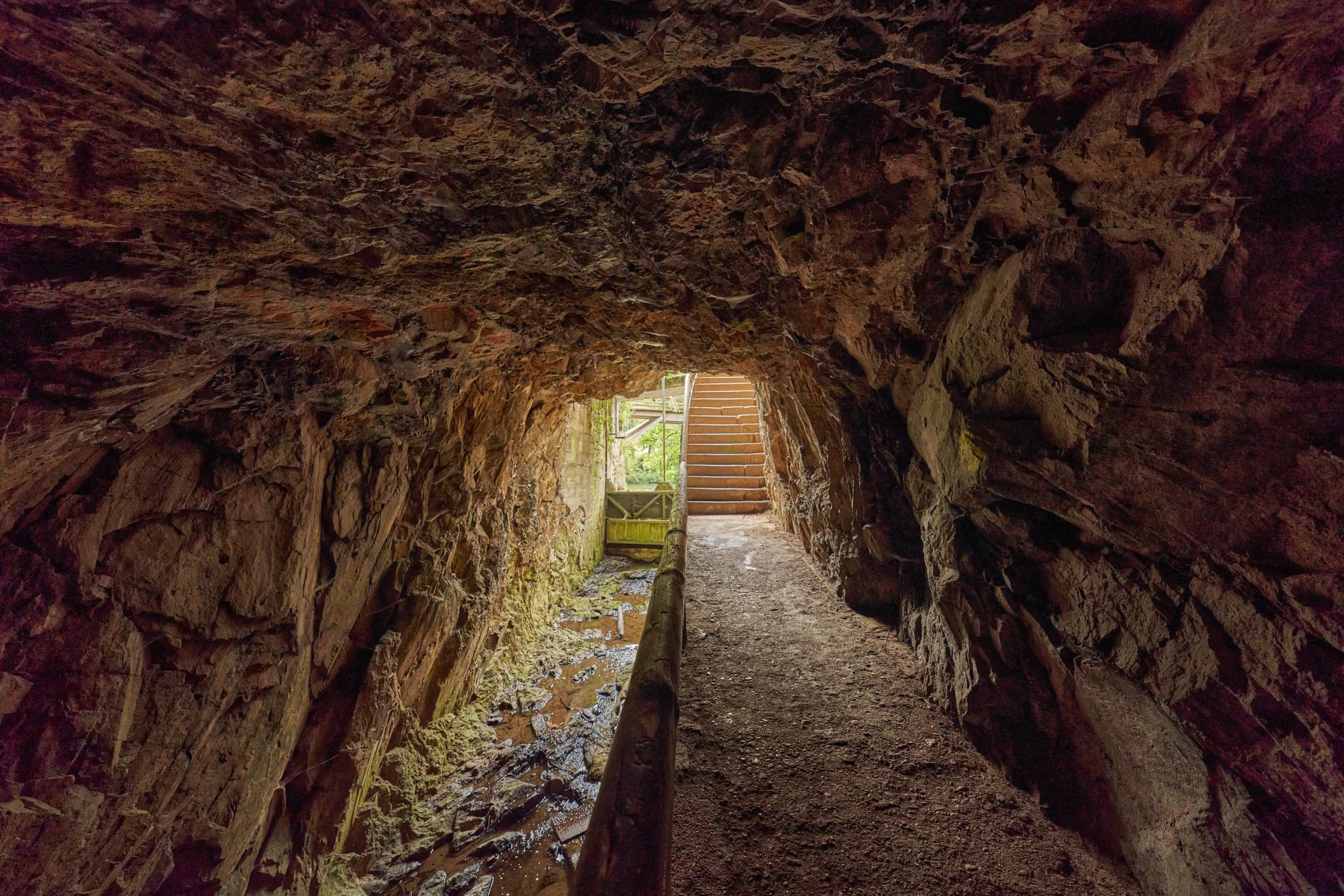 Entdecken Sie den Ilz Triftsperre Tunnel in Passau, Niederbayern. Erkunden Sie den Bayerischen Wald in Deutschland und erleben Sie diesen Ausflug.