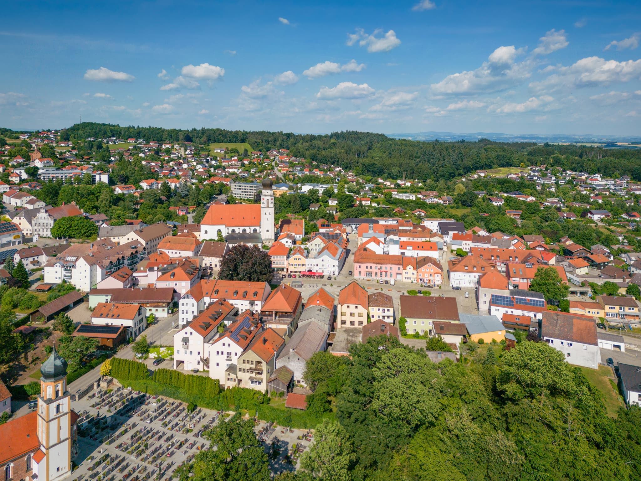 Luftaufnahme des Stadtplatzes in Bad Griesbach, Landkreis Passau, Niederbayern. Die Kurstadt liegt im Herzen des Bäderdreiecks in Deutschland.