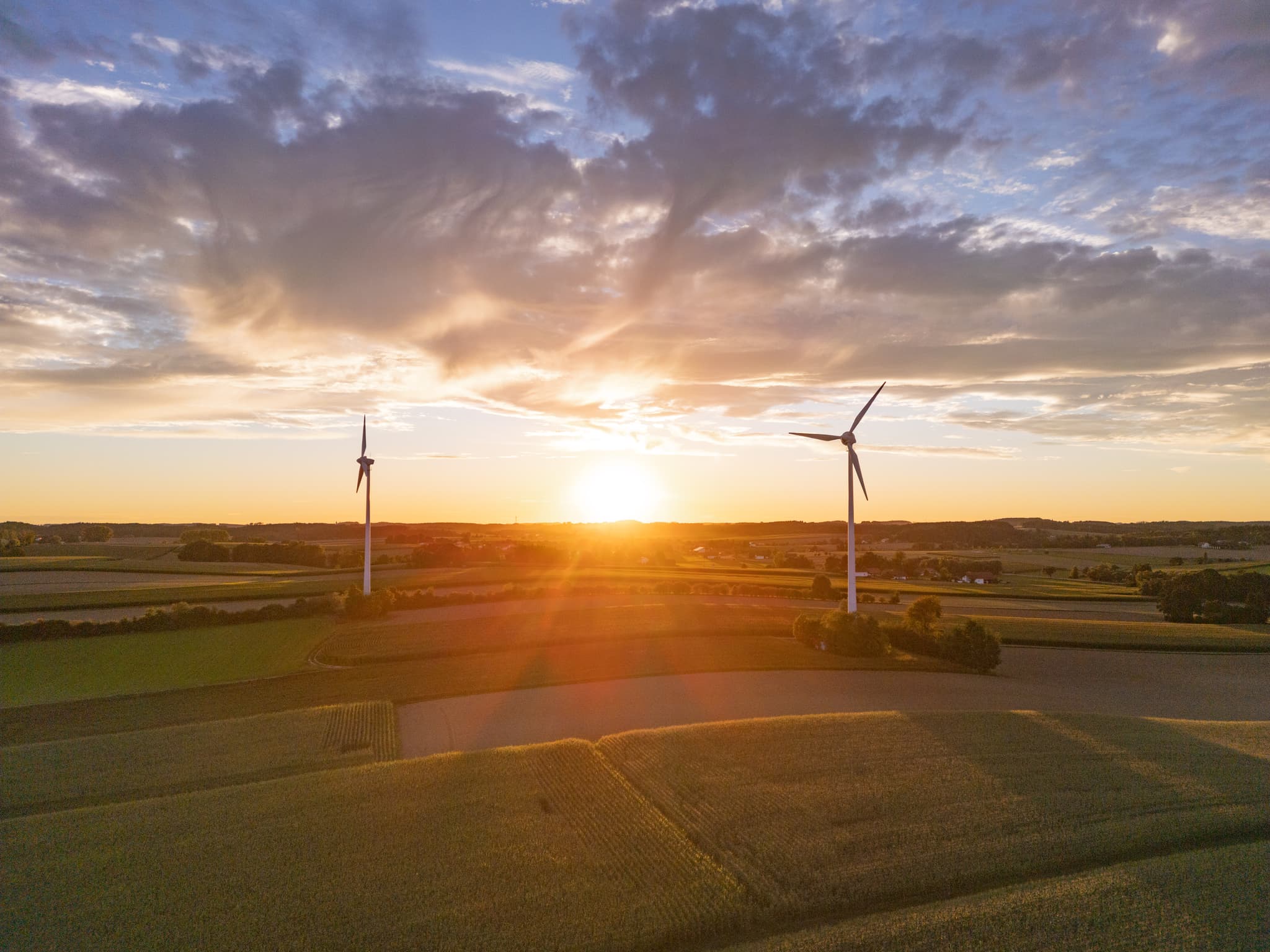 Windpark bei Sonnenuntergang in Dirnaich Windpark, Gangkofen, Landkreis Rottal-Inn, Niederbayern, Region Holzland, Deutschland.