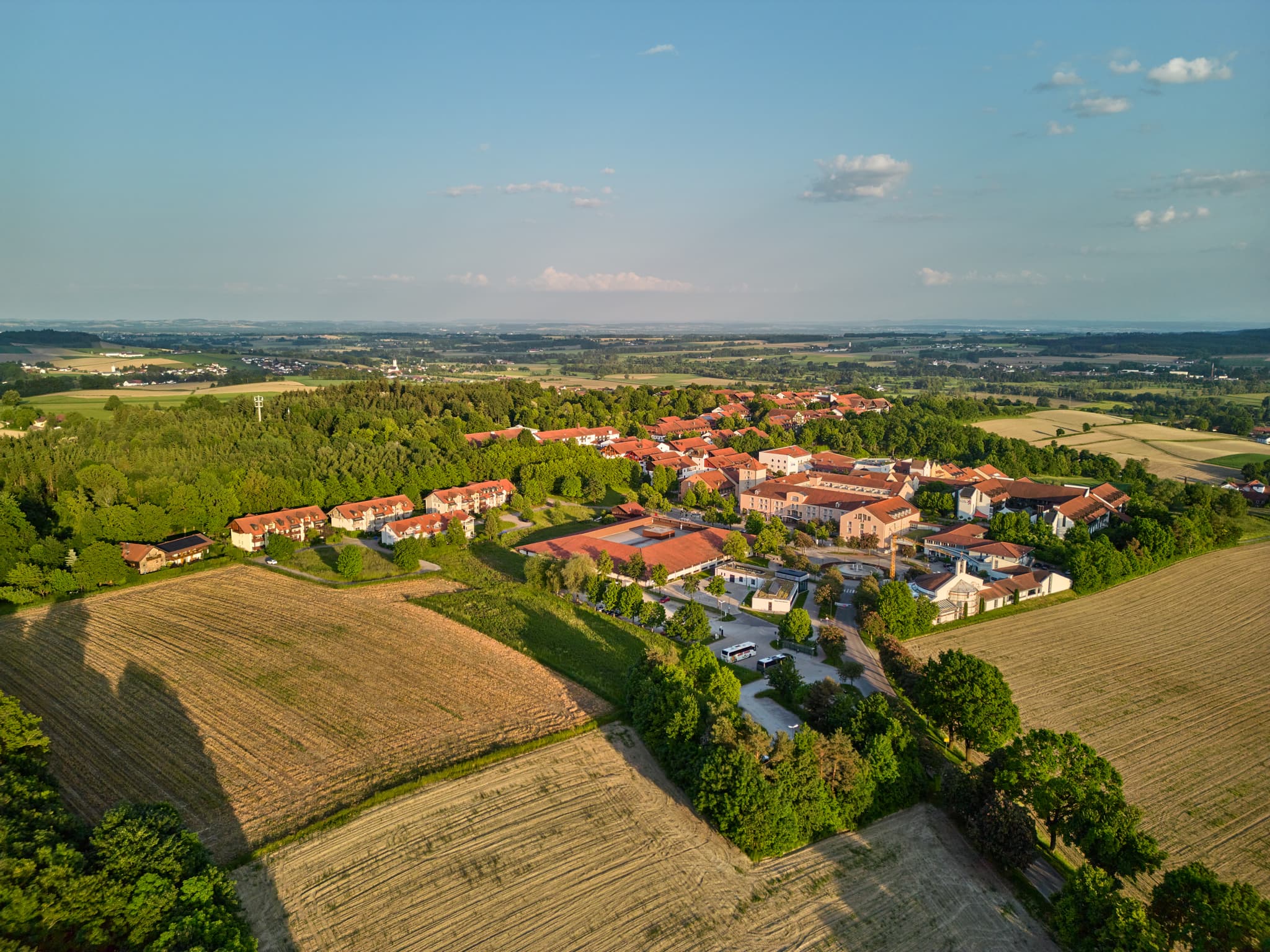 Luftbild der Therme Bad Griesbach mit umliegender Stadt und Straßen. Landkreis Passau, Niederbayern, Deutschland, Bäderdreieck-Region.