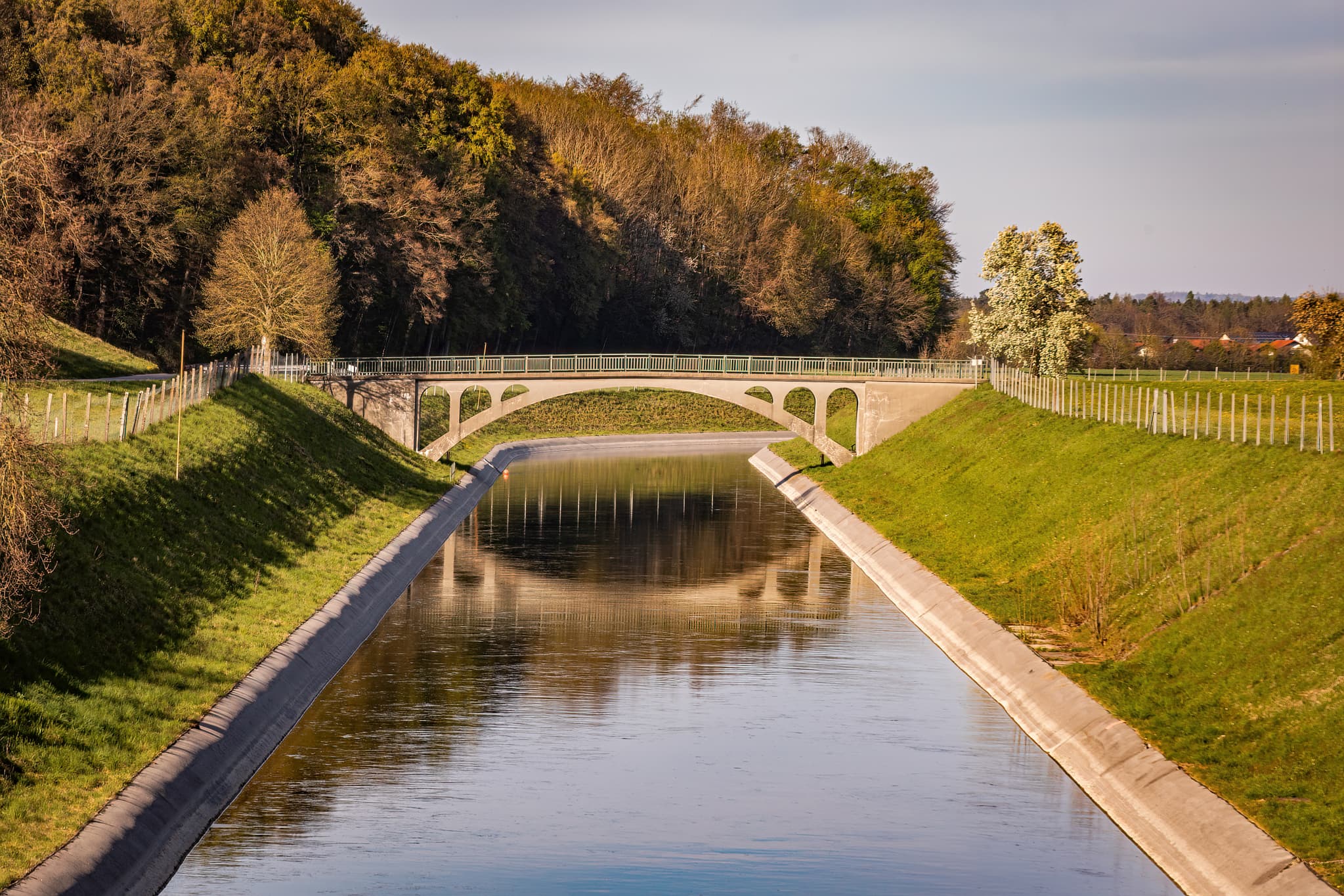 Blick auf den Alzkanal am Eschlberg, Gemeinde Mehring. Bauwerk in der Landschaft des Landkreises Altötting, Oberbayern, Inn-Salzach-Region.