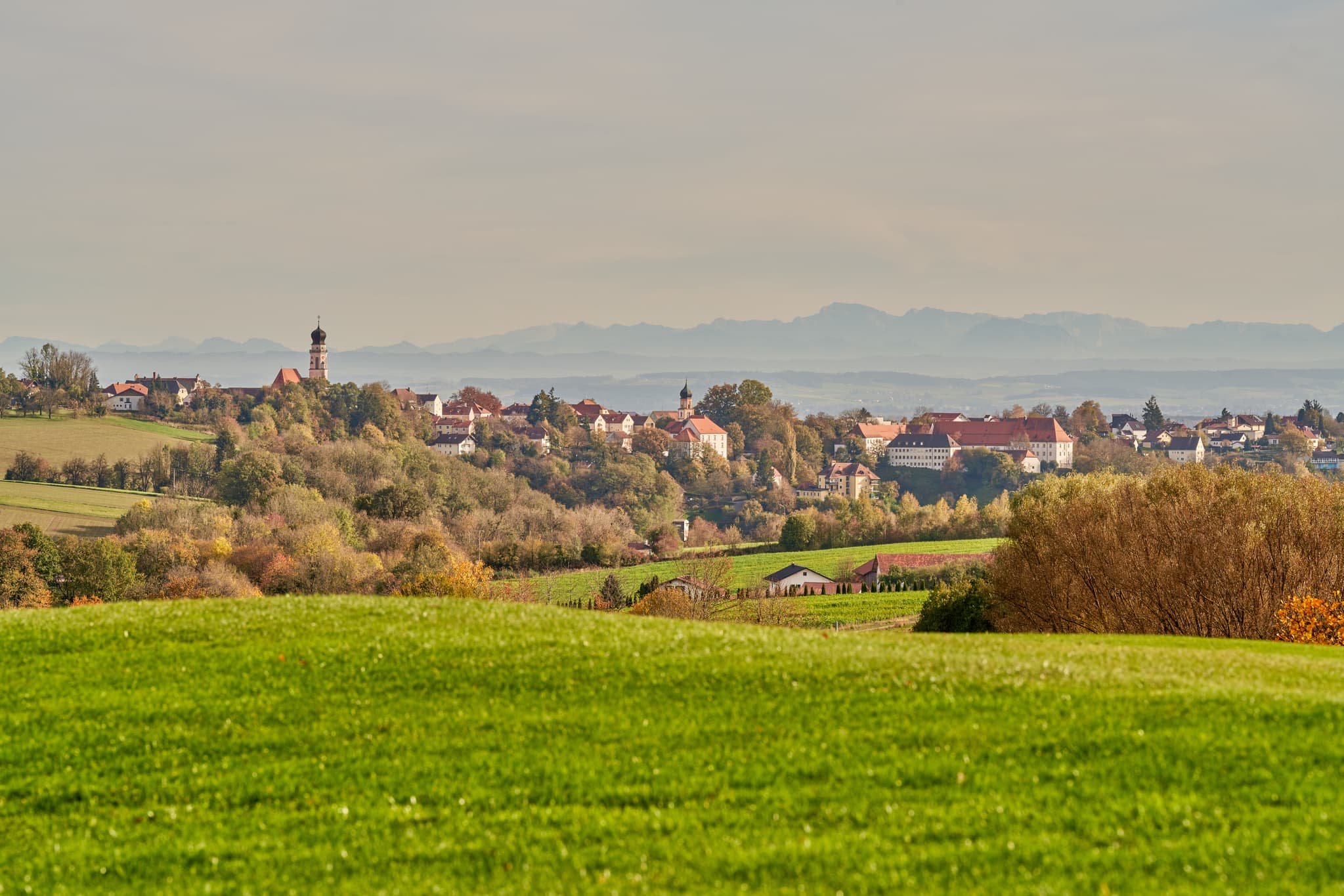 Idyllische Herbstlandschaft am Lederbach Golfclub in Bad Griesbach, Landkreis Passau. Ein atemberaubender Panoramablick in Niederbayern, Deutschland.