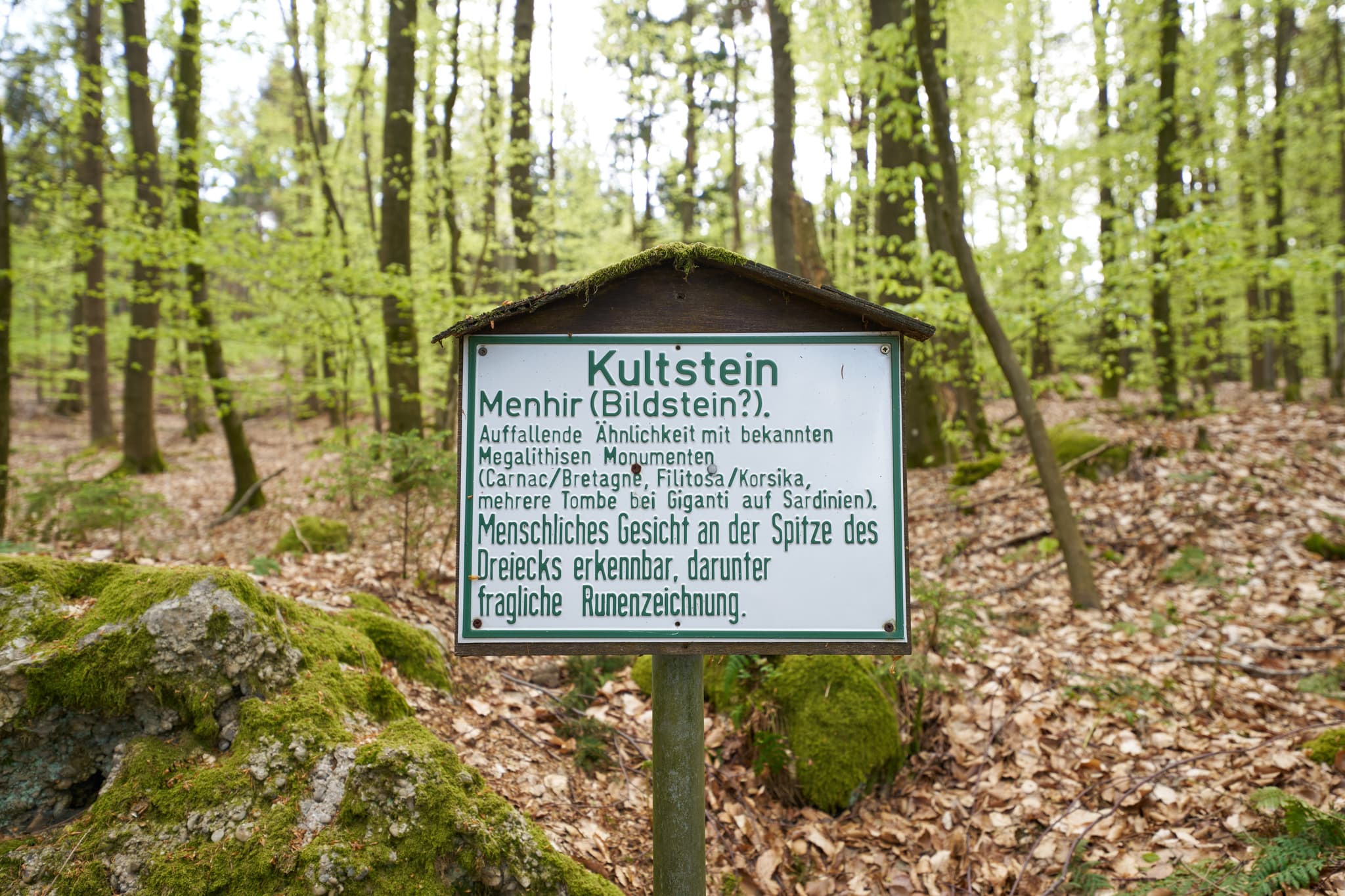 Informationen zum Kultstein in Bad Griesbach, Landkreis Passau, Niederbayern, Bayern, Deutschland. Der Stein befindet sich in einem Waldgebiet.