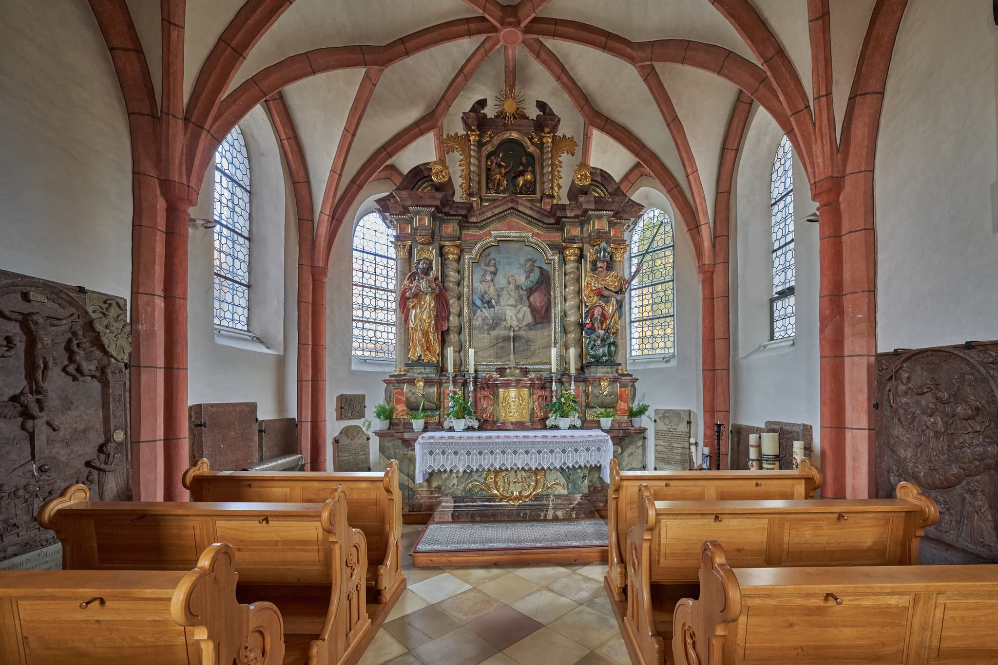 Innenansicht der Kirche St. Stephanus in Schönau, einer Pfarrei im Rottal-Inn Landkreis in Niederbayern, Deutschland. Nebenaltar und historische Kirchenbänke.
