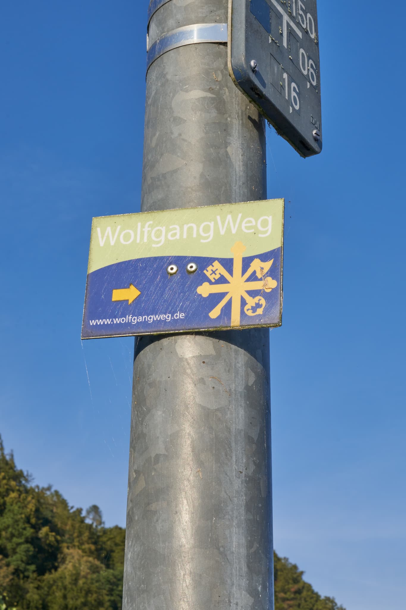 Wegweiser Isen Pilgerweg in Steinhöring, Winhöring, Landkreis Altötting, Oberbayern, Deutschland. Typische Landschaft der Inn-Salzach Region.