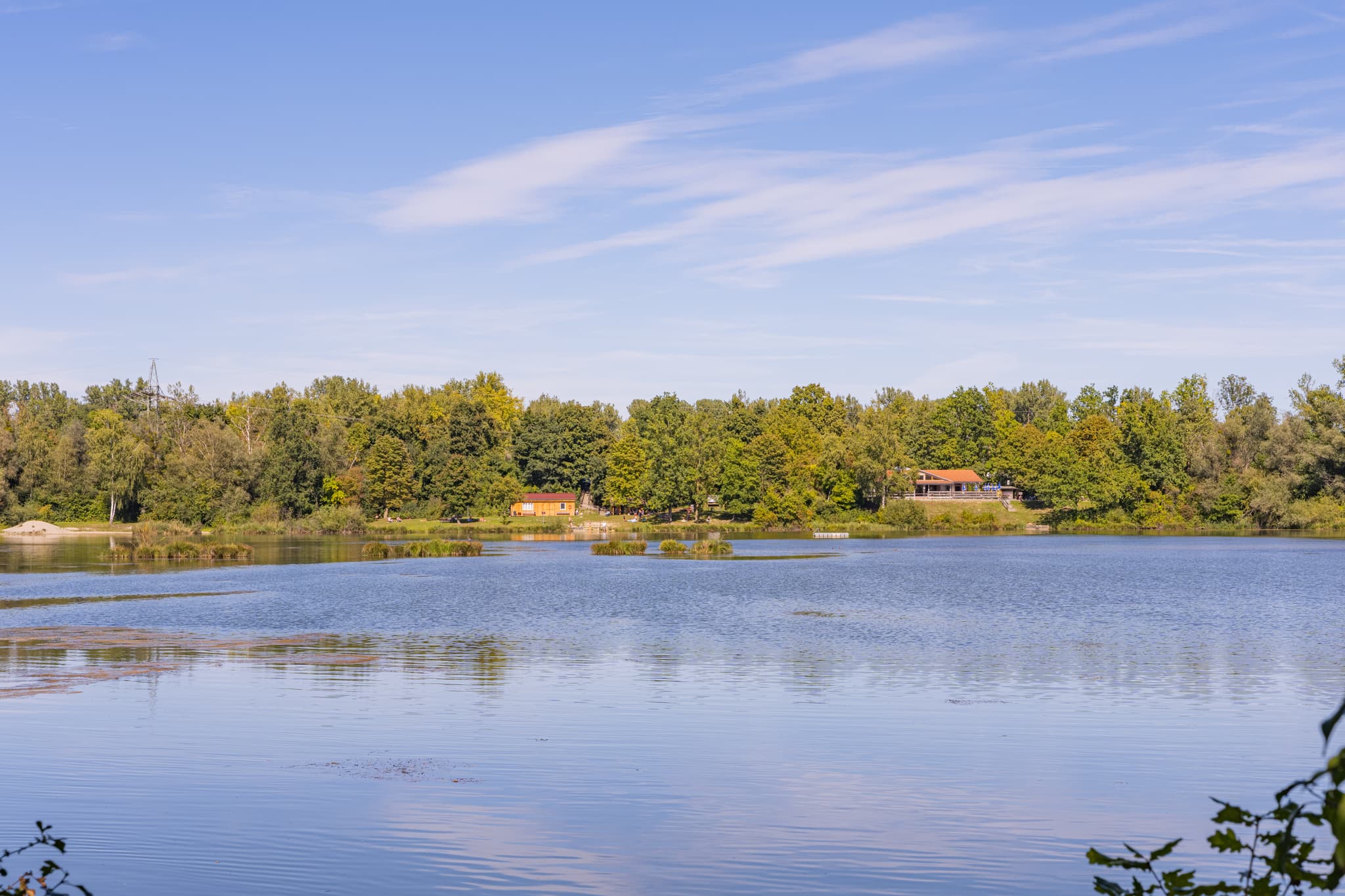 Waldsee Simbach bei Kirchdorf am Inn im malerischen Rottal-Inn, Niederbayern. Teil des Bäderdreiecks in Deutschland, bietet die Landschaft Ruhe und Natur.