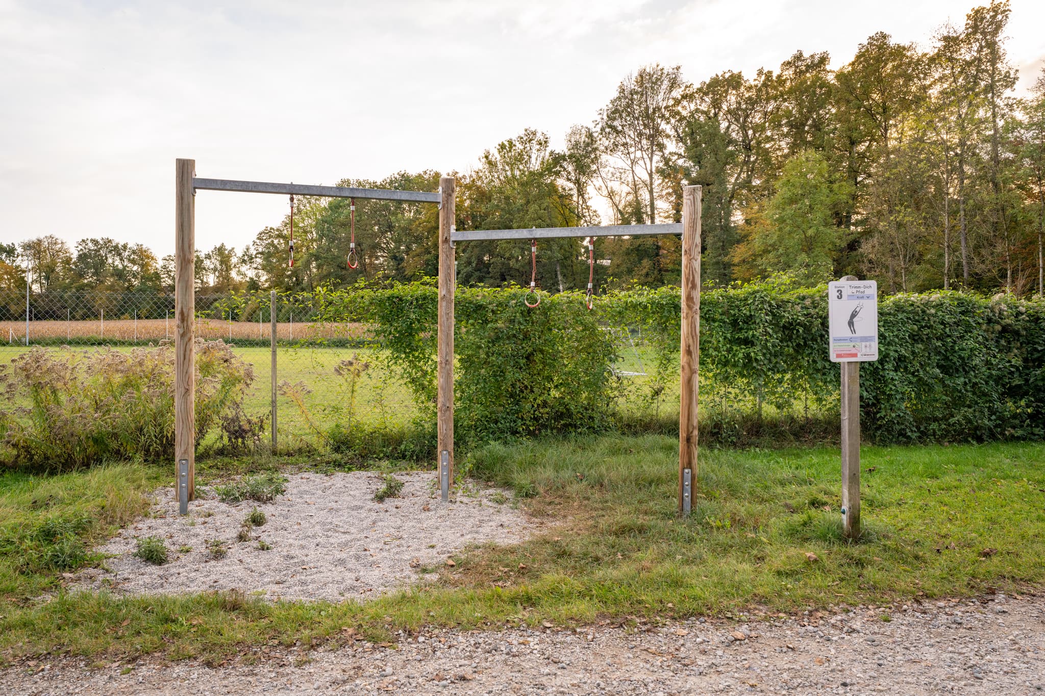 Trimm-dich-Pfad in Winhöring, Landkreis Altötting, Oberbayern, Deutschland. Die Sportanlage in der Region Inn-Salzach, Geräte auf Kiesbett, umgeben von Natur.