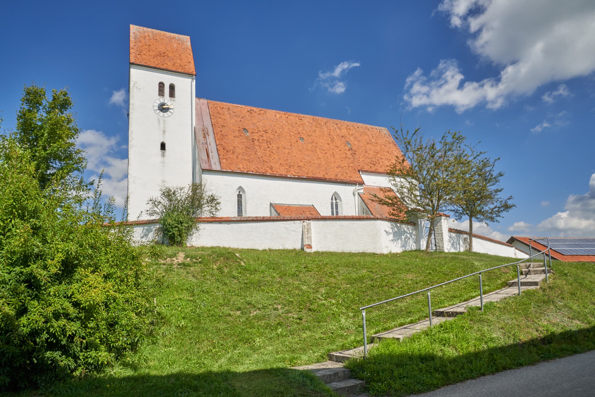 Georgenberg Kirche in Pleiskirchen, Landkreis Altötting, Oberbayern, Inn-Salzach, Bayern, Deutschland. Die Kirche steht auf einem Hügel.