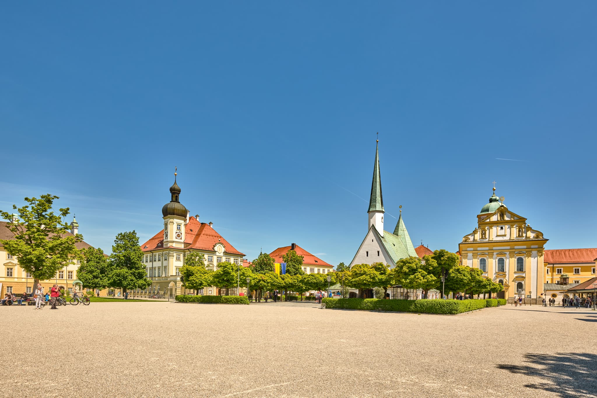 Altöttings Kapellplatz mit seinen historischen Gebäuden, Oberbayern, Deutschland. Inn-Salzach-Region. Die Architektur zeigt den Charakter der Stadt Altötting.