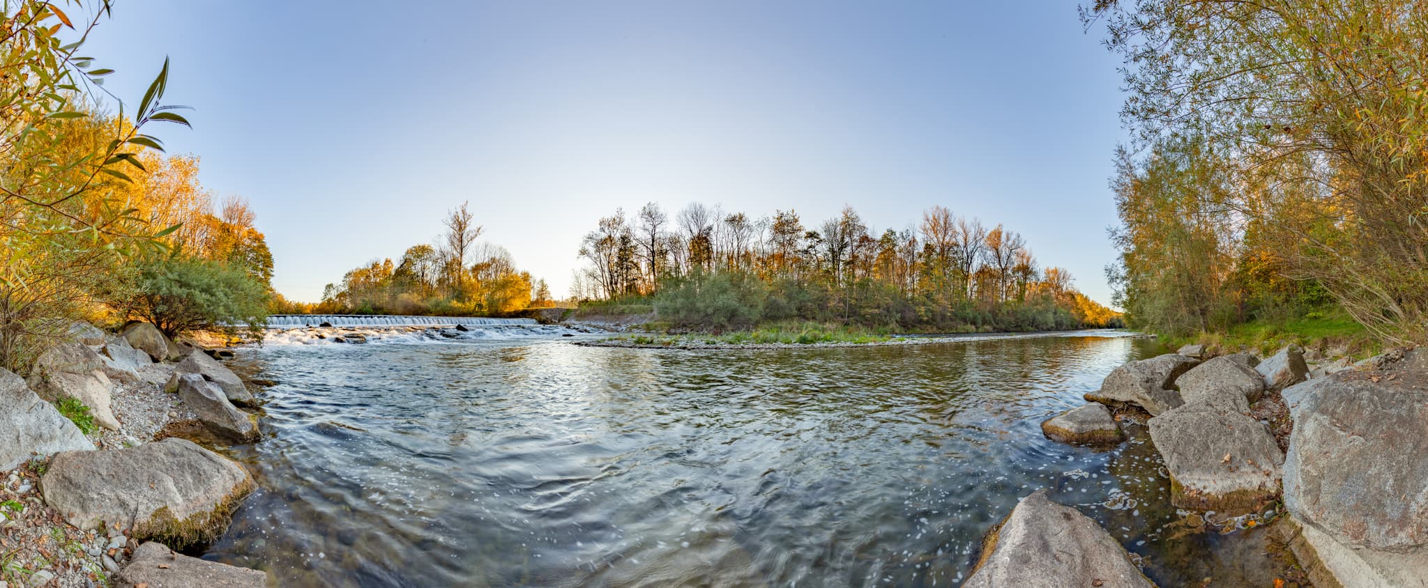 Der obere Wasserfall der Alz in Garching, Landkreis Altötting, Oberbayern. Eine herbstliche Flusslandschaft in der Inn-Salzach Region, Deutschland.