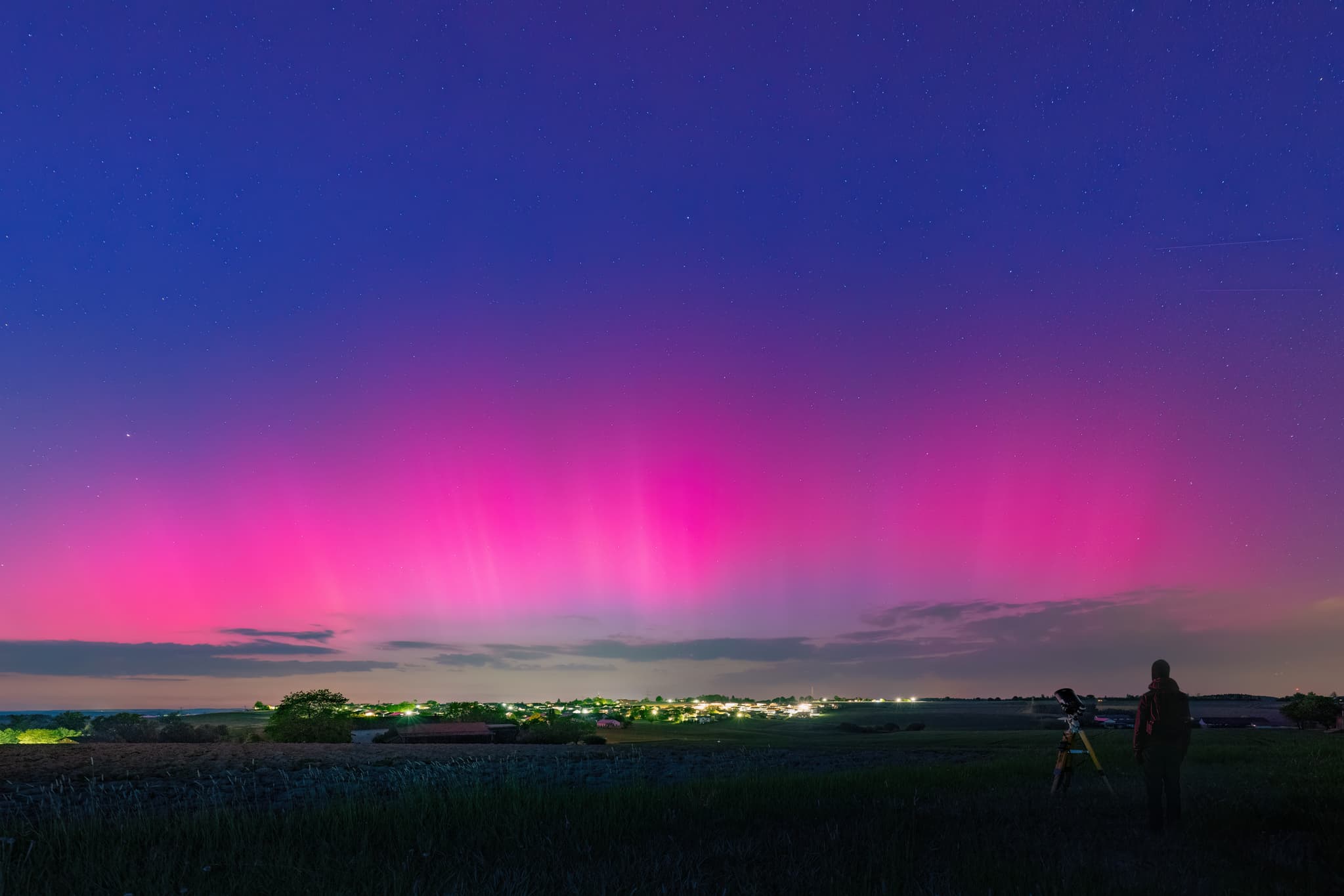 Polarlichter, Sternwarte in Wurmannsquick, Landkreis Rottal-Inn, Niederbayern, Deutschland. Ein seltenes Naturschauspiel in der Region Holzland.