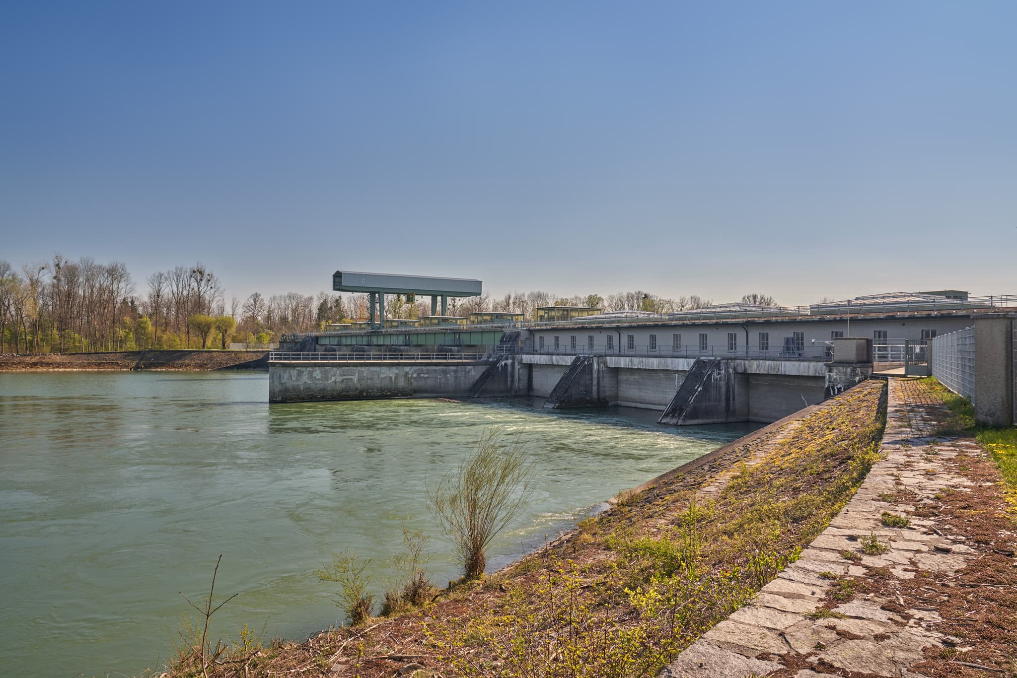 Das Inn Kraftwerk bei Stammham im Landkreis Altötting, Oberbayern. Wasserkraftanlage am Inn,  Region Inn-Salzach. Kraftwerksgebäude und das Ufer.