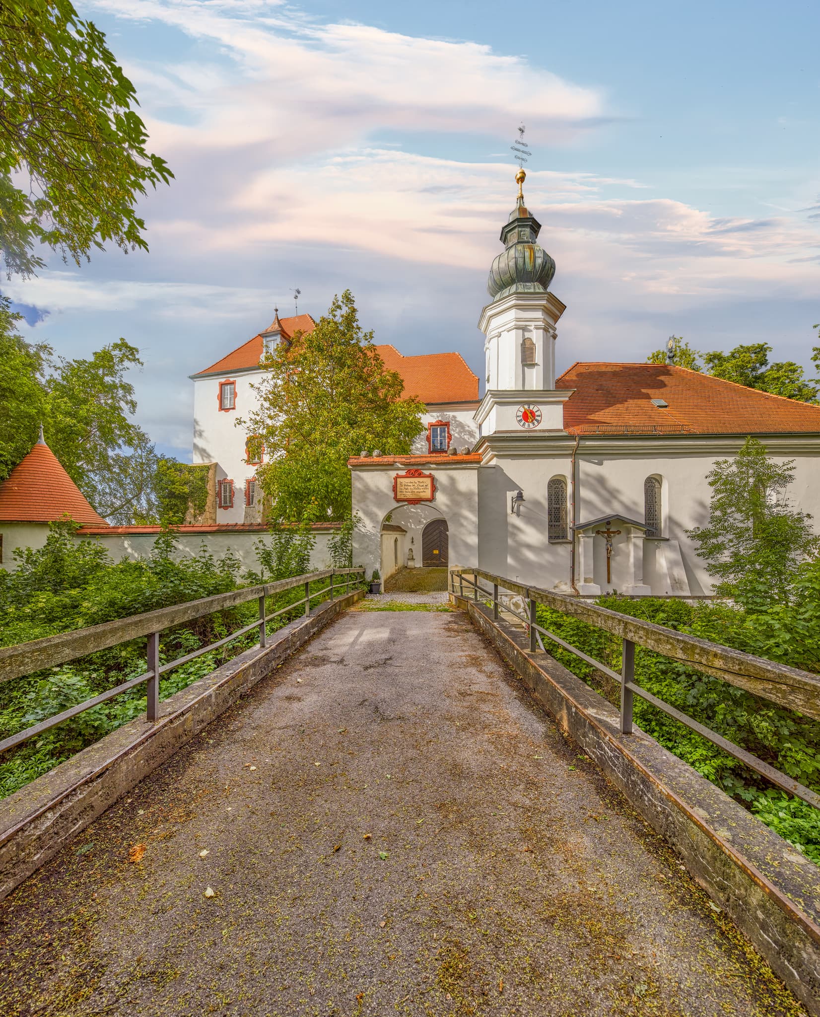 Schloss Wald an der Alz mit Kirche und Zugang über eine Brücke. Garching, Landkreis Altötting, Oberbayern, Deutschland, Inn-Salzach.
