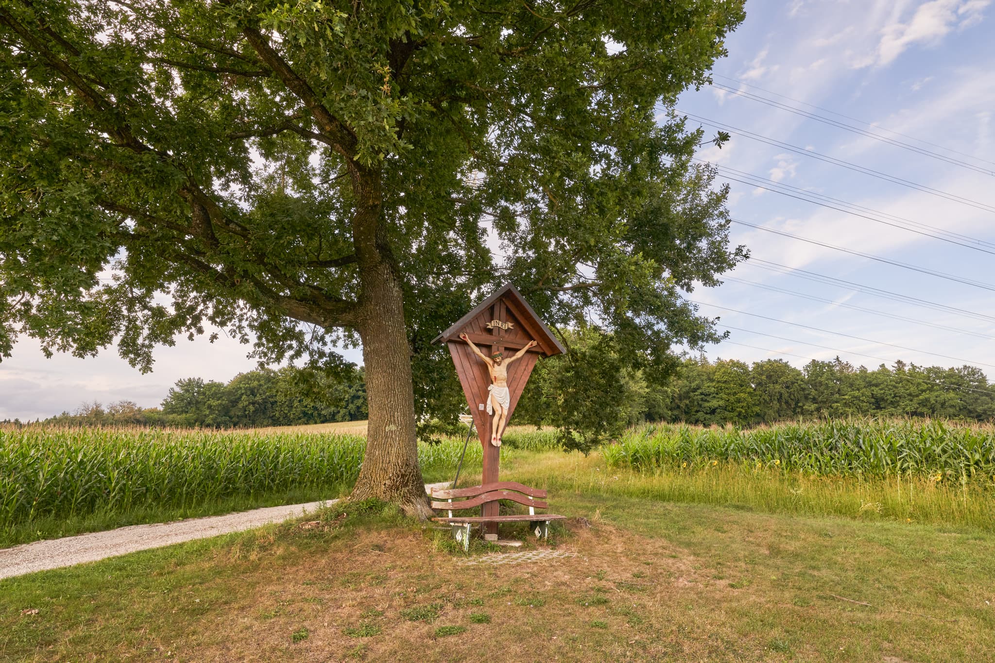 Kreuz am Eichenbaum am Schellenbergweg, Schellenberg, Simbach am Inn. Landkreis Rottal-Inn, Niederbayern, Holzland/Bäderdreieck, Bayern, Deutschland.