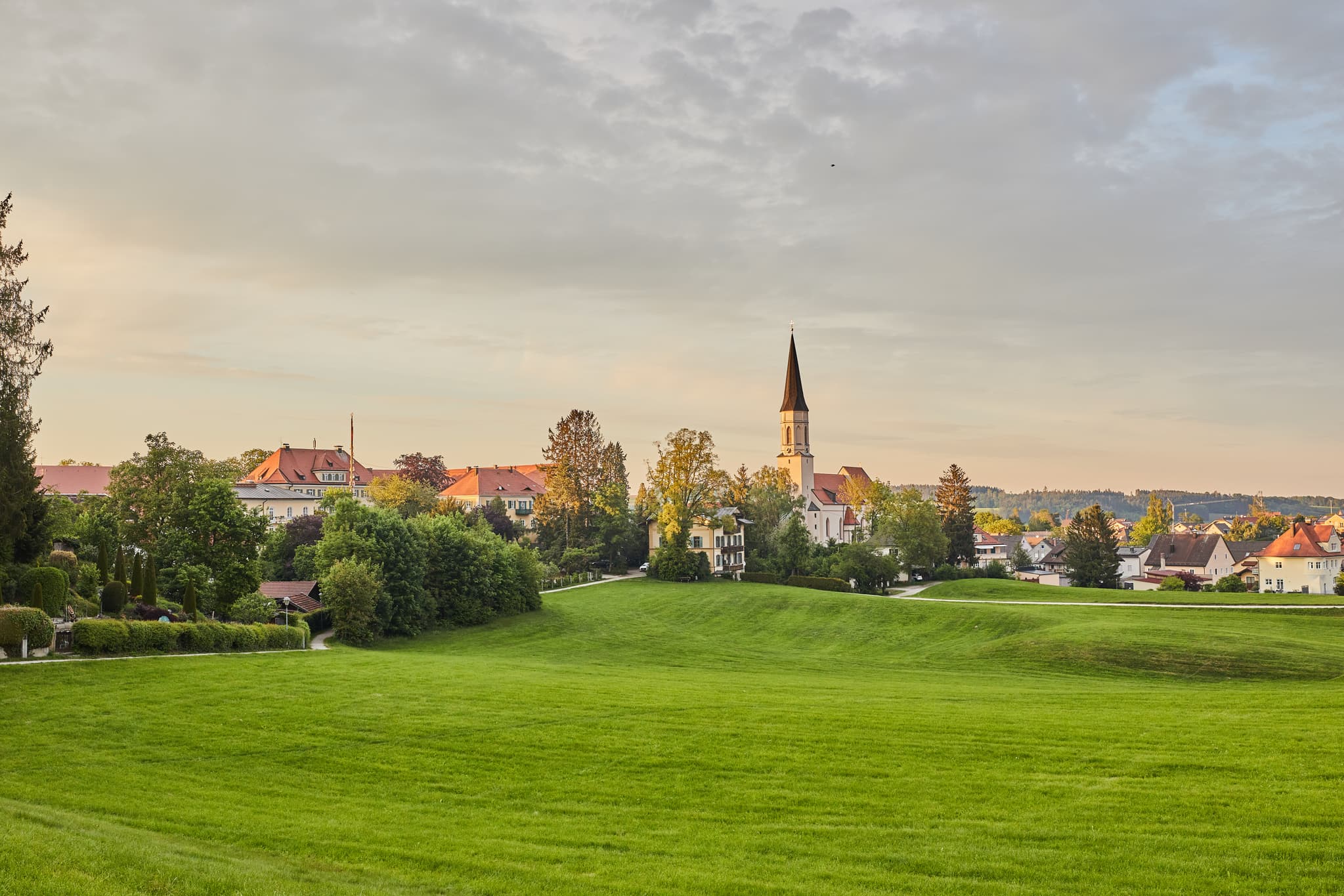 Die Pfarrkirche Mariä Himmelfahrt in Haag, Mühldorf am Inn, Oberbayern. Das markante Gotteshaus prägt die Landschaft der Region Inn-Salzach in Deutschland.