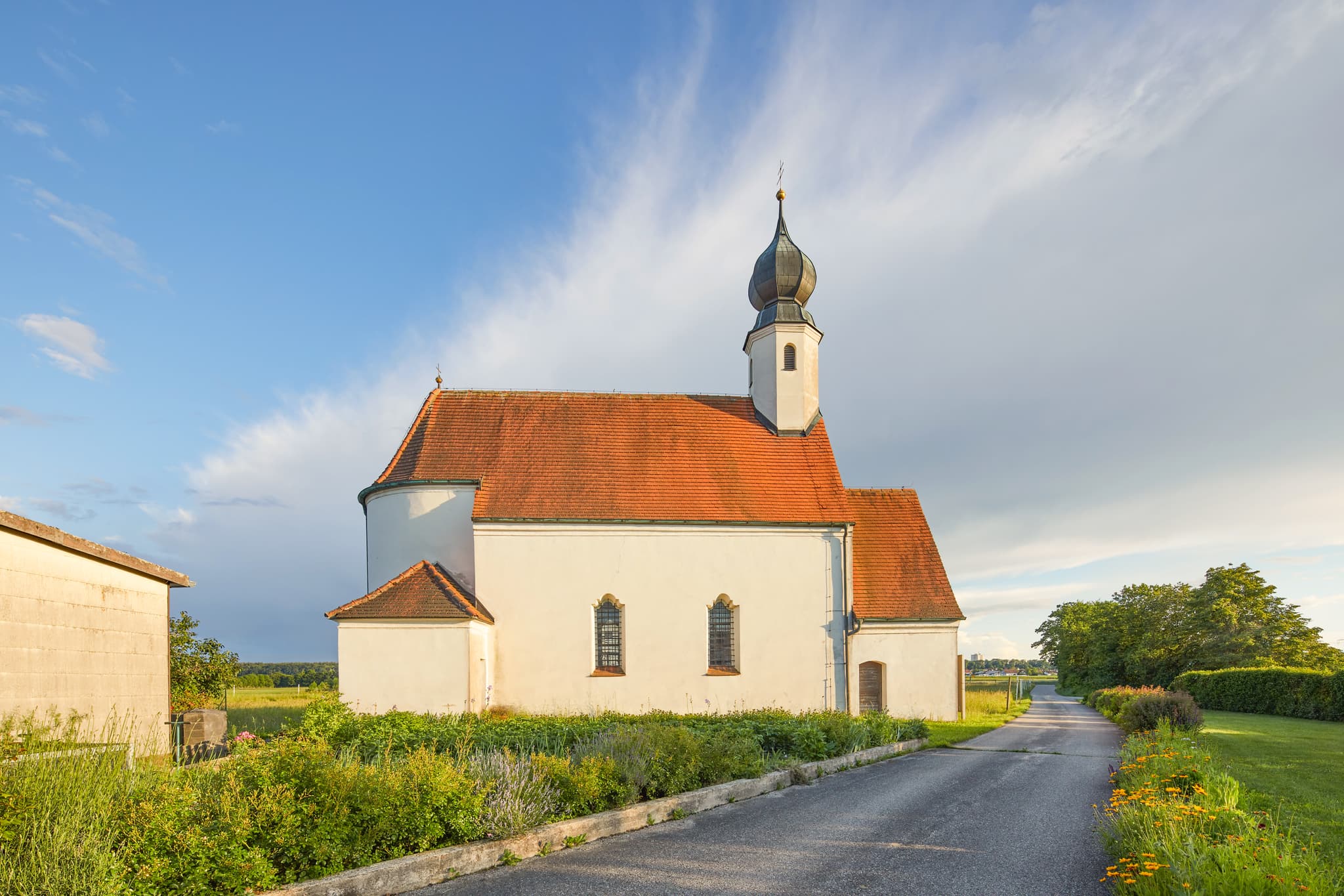 Die St. Johannes Baptist Kirche in Sank Johann bei Neuoetting,Altötting, Oberbayern, Region Inn-Salzach, Deutschland, ist eine kleine, charmante Landkirche.