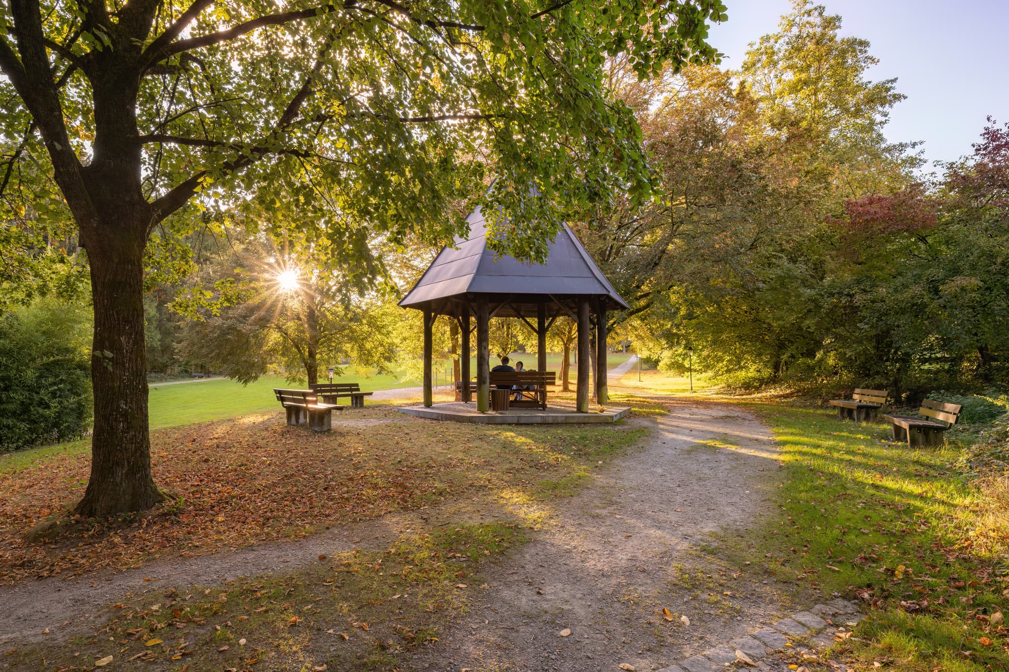 Kurpark Bad Griesbach im Rottal, Landkreis Passau, Niederbayern, Deutschland. Herbstliche Farben und entspannte Atmosphäre laden zum Verweilen ein.