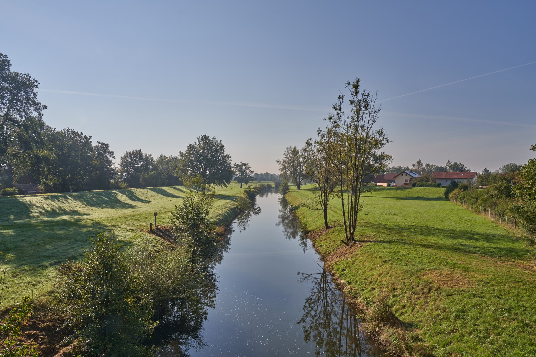Blick auf den Isen, Pilgerweg nahe Winhöring, Altötting. Ruhiger Flusslauf durch grüne Wiesen in Inn-Salzach, Oberbayern, Deutschland.