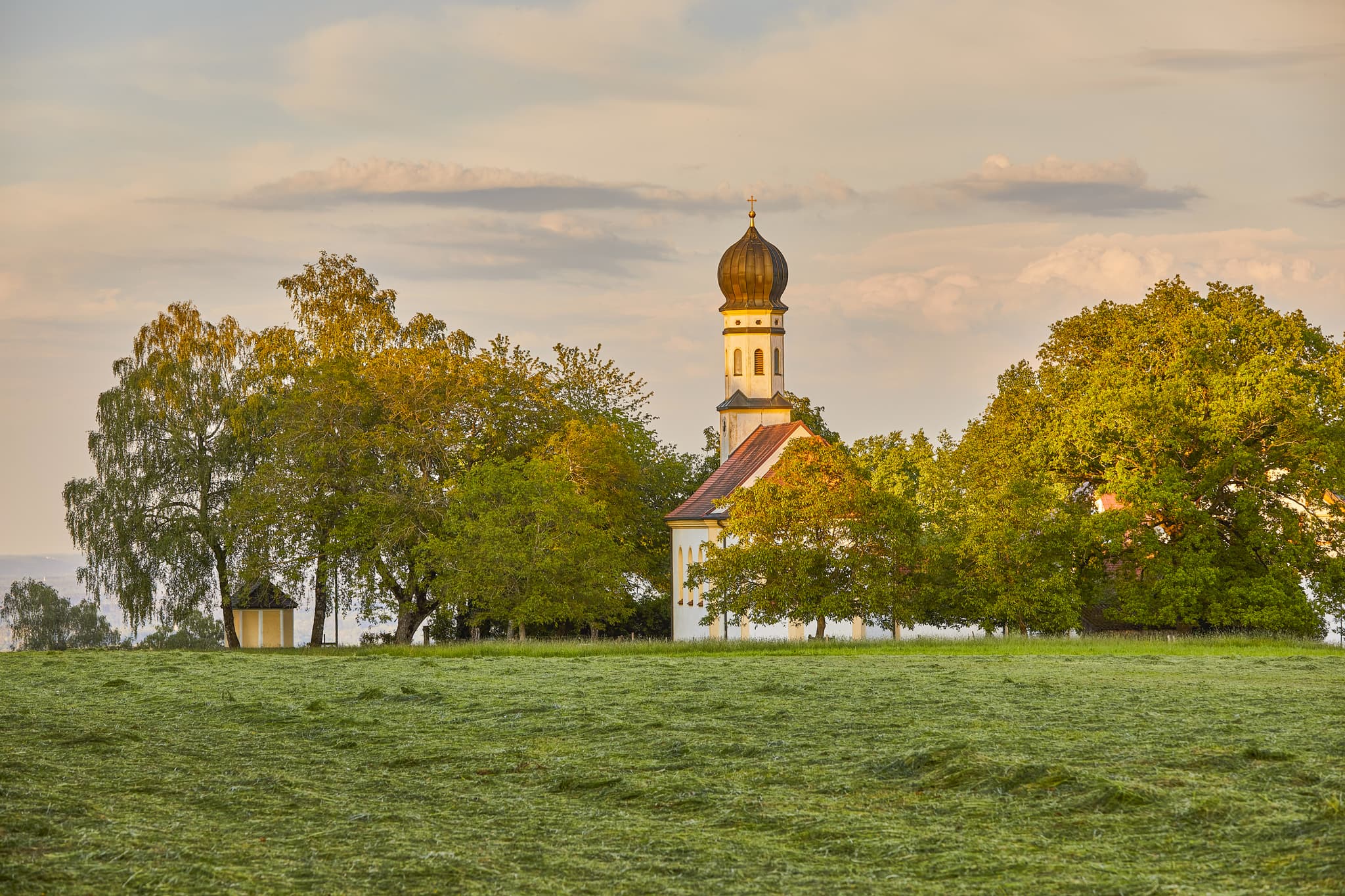 Winterberg Kirche bei Gars am Inn, Mühldorf am Inn, Oberbayern, Deutschland. Die Inn-Salzach Region zeigt hier ihre typische Landschaft mit sanften Hügeln.