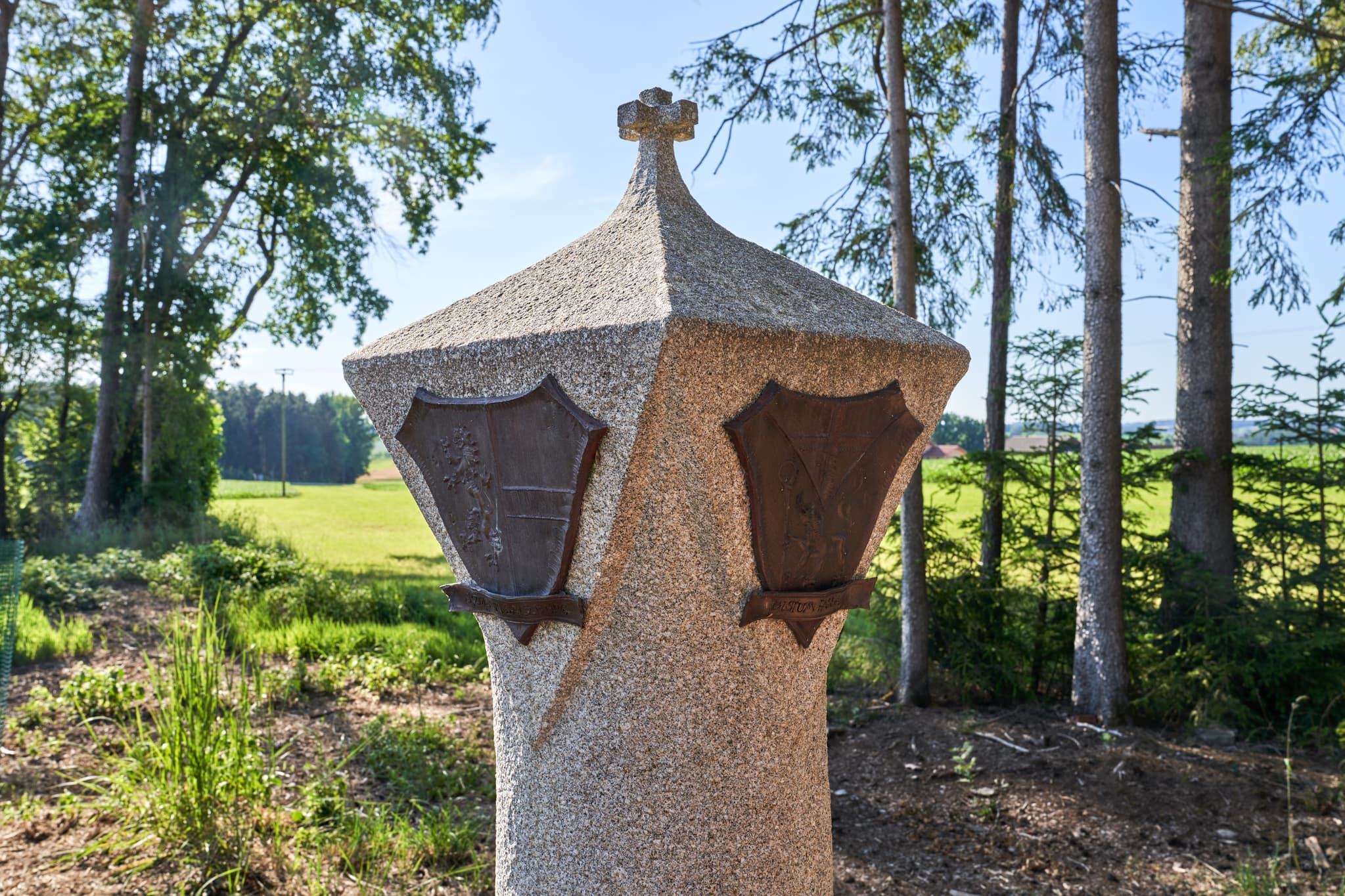 Bild zeigt einen Diozesangrenzstein des Bistums Freising, Rregensburg, Passau, Salzburg in Ramprecht, Massing, Rottal-Inn, Niederbayern, Holzland, Deutschland.