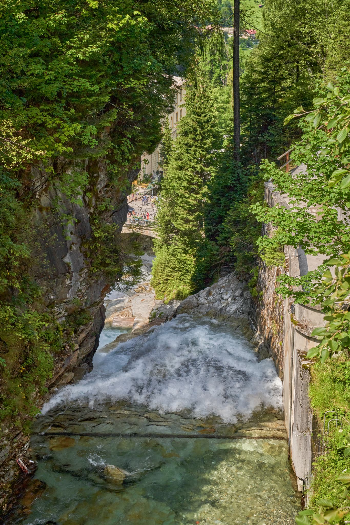 Mächtiger Wasserfall in Bad Gastein, St. Johann im Pongau, Salzburg, Österreich. Klares Wasser stürzt durch felsige Schlucht, umgeben von Bäumen im Pongau.