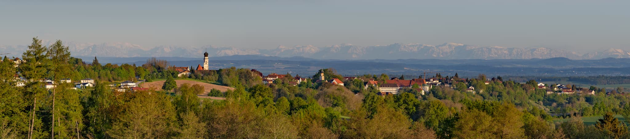 Panorama Blick vom Golfodrom auf Bad Griesbach im Rottal, Landkreis Passau, Niederbayern, Deutschland, mit den Alpen im Hintergrund.