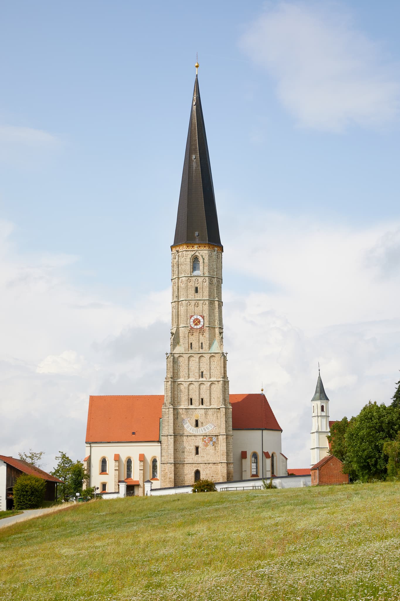 Als Zweithöchster Dorfkirchturm Deutschlands mit 78m ist die Kirche im weiten Umkreis zu sehen. Umgeben von Wiesen auf einem Hügel liefert sie tolle Fotomotive.