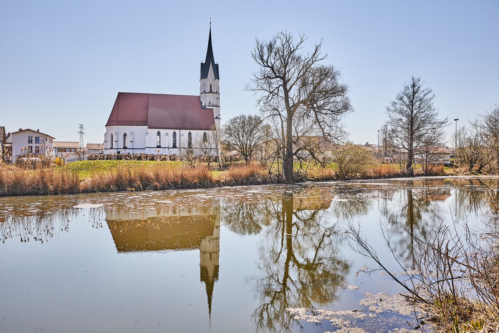Die Kirche spiegelt sich in der Rott, Unterdietfurt, Landkreis Rottal-Inn, Niederbayern, Holzland, Deutschland.
