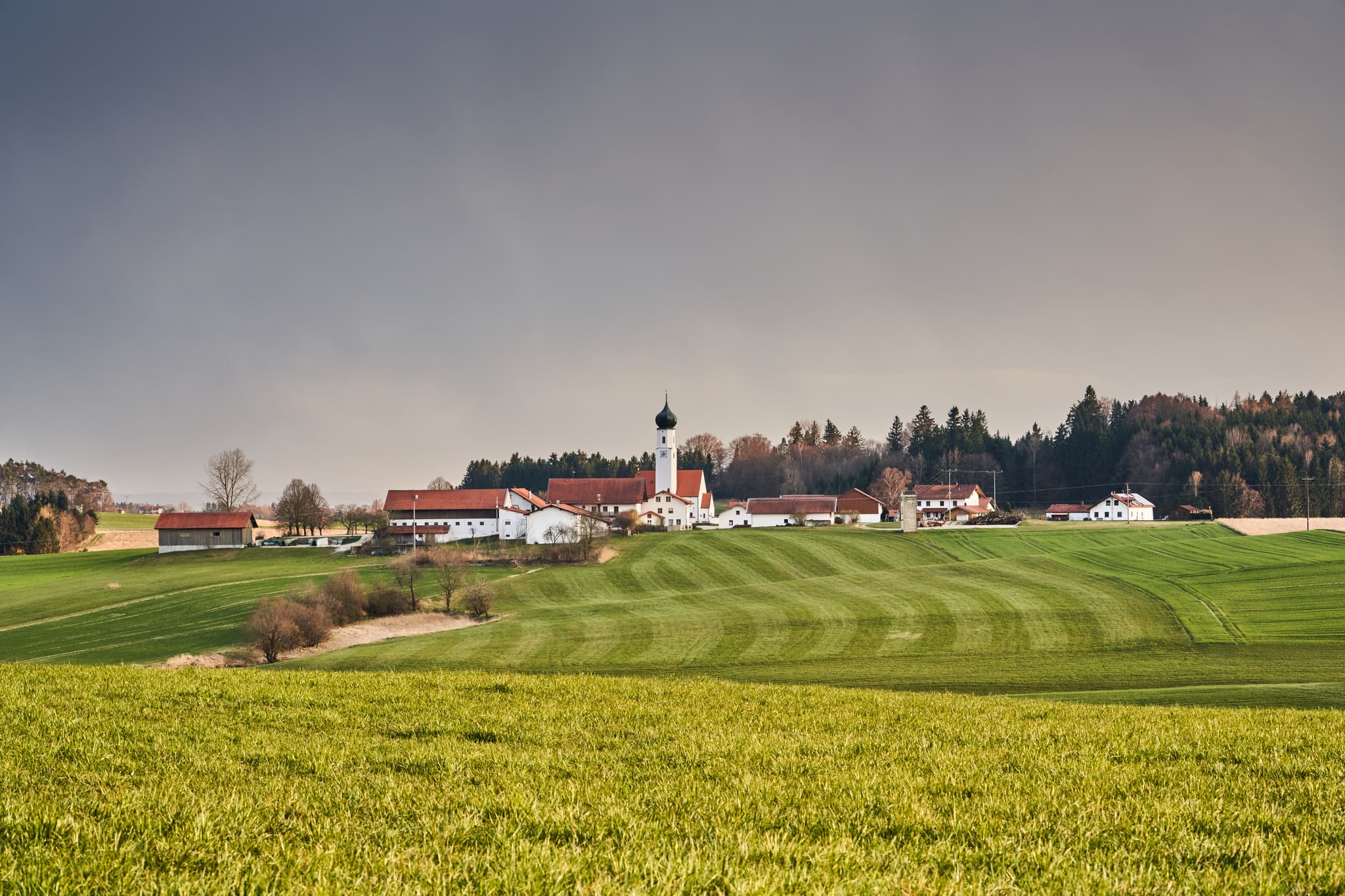 Idyllische Landschaftsaufnahme von Endlkirchen in Erlbach, Landkreis Altötting, Oberbayern. Die Region Inn-Salzach in Deutschland zeigt ihre malerische Natur.