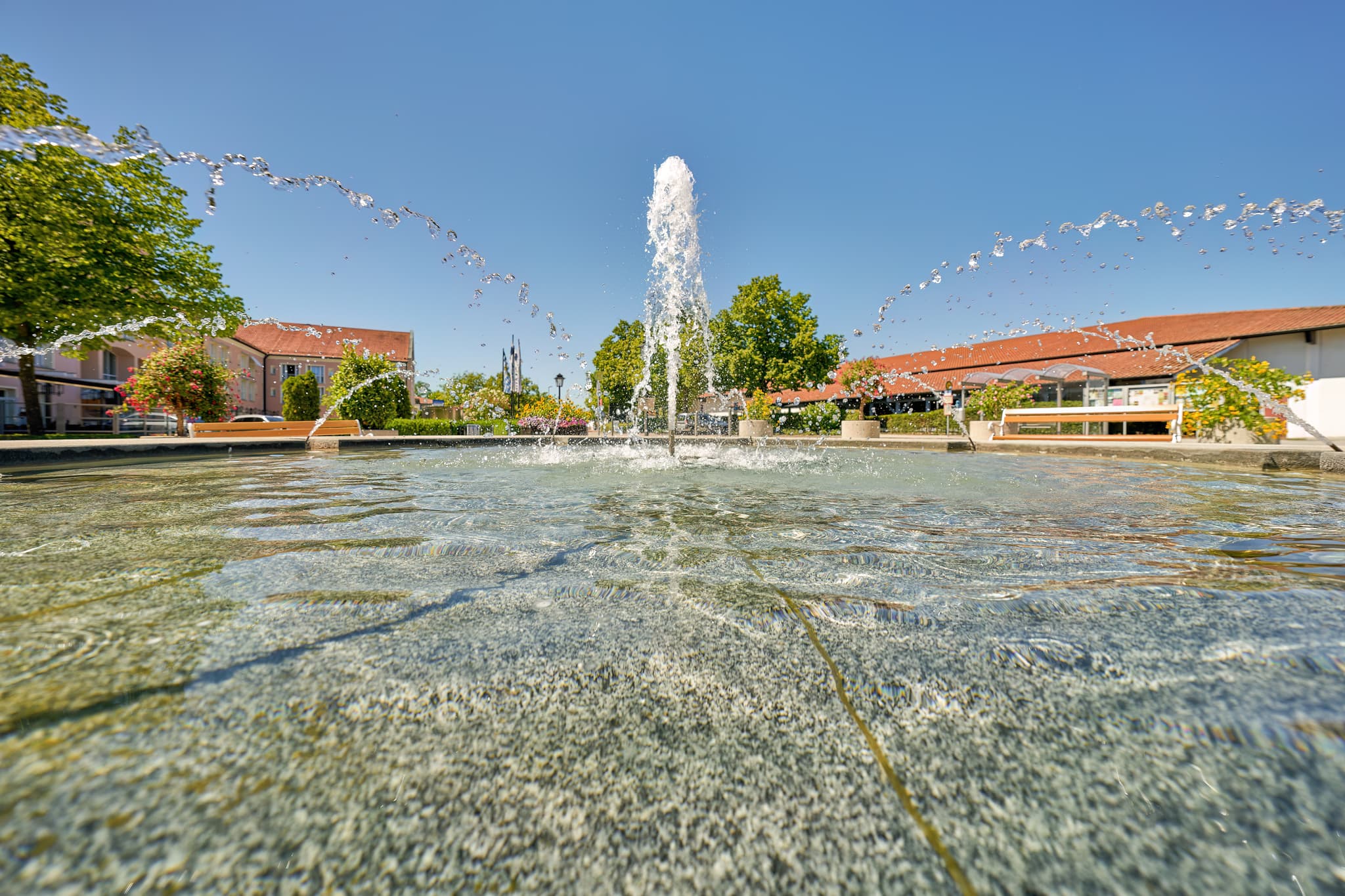 Ein schöner Springbrunnen auf dem Kurplatz in Bad Griesbach im Rottal, Landkreis Passau, Niederbayern, Deutschland. Ideal für Entspannung im Bäderdreieck.
