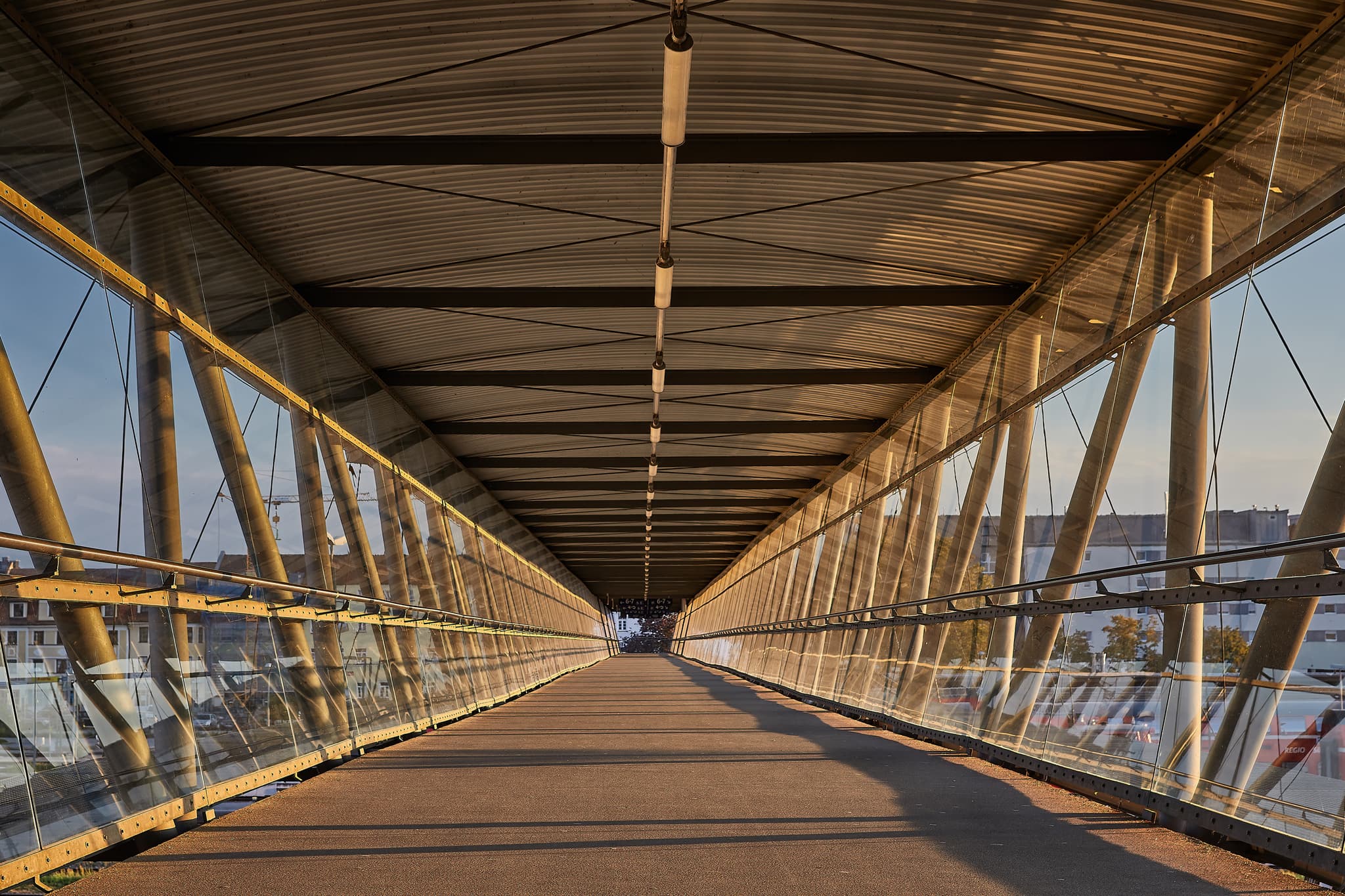 Fußgängerbrücke am Bahnhof Mühldorf, Landkreis Mühldorf am Inn, Oberbayern, Deutschland. Dieses Brückenbauwerk verbindet die Bahnhofsbereiche.
