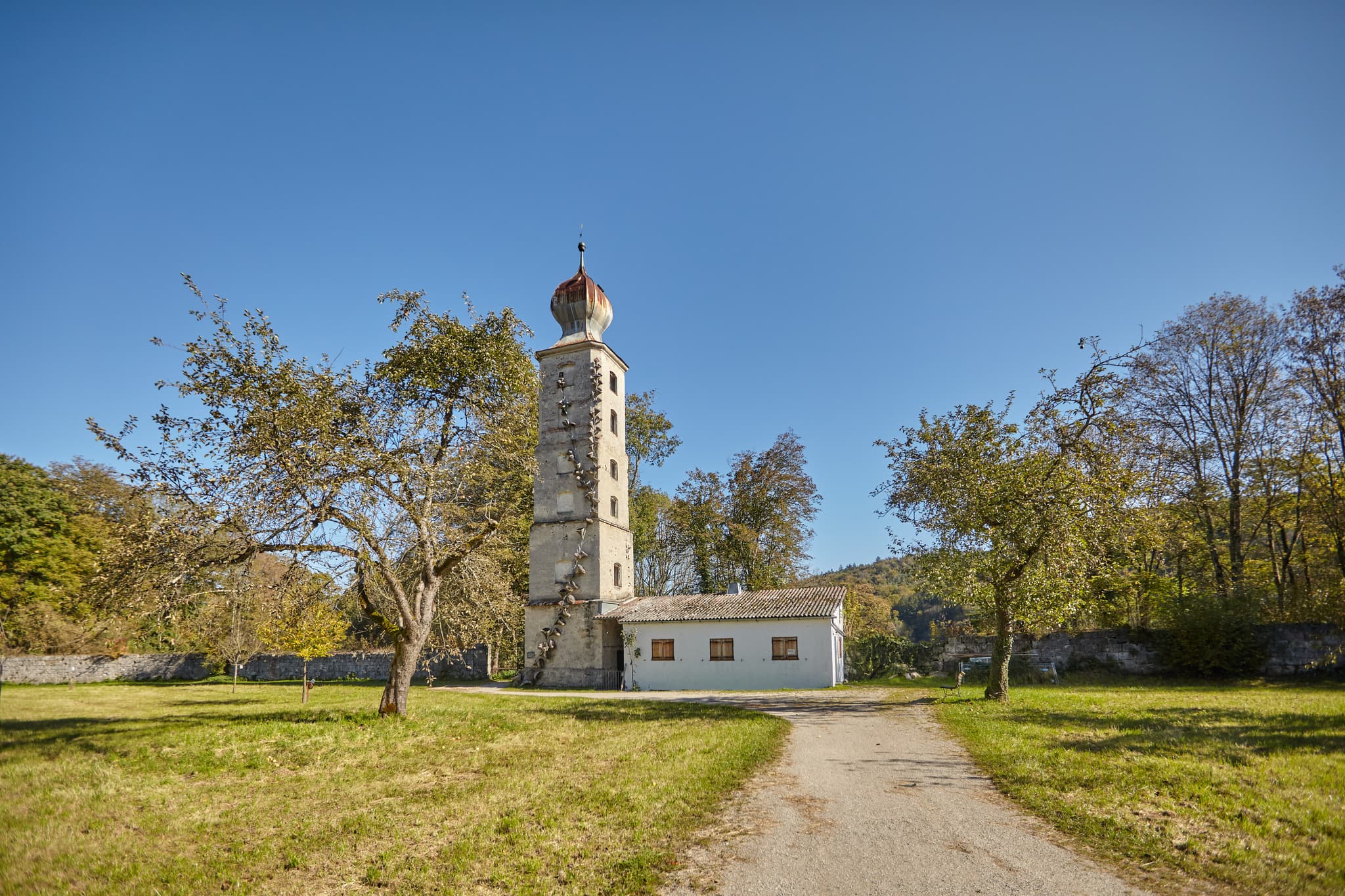 Der Wasserturm im Raitenhaslacher Klostergarten, Park bei Burghausen in Oberbayern, Altötting, Inn-Salzach, Deutschland, ist ein historisches Bauwerk.