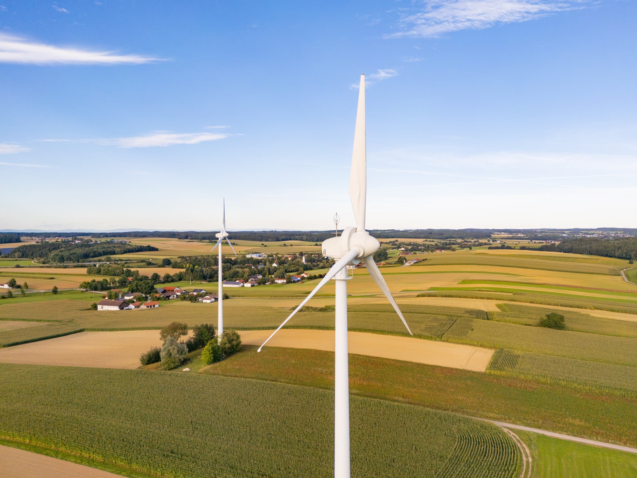 Windpark bei Dirnaich, Gangkofen, Rottal-Inn. Landschaft in Niederbayern, Region Holzland, zeigt landwirtschaftliche Felder und ländliche Siedlungen.