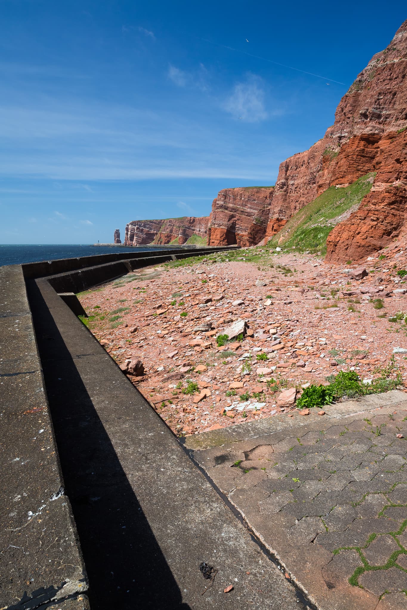 Rote Felsküste auf Helgoland Unterland, Helgoland, in Richtung der Langen Anna. Die Nordseeküste im Landkreis Pinneberg, Schleswig-Holstein, Deutschland.