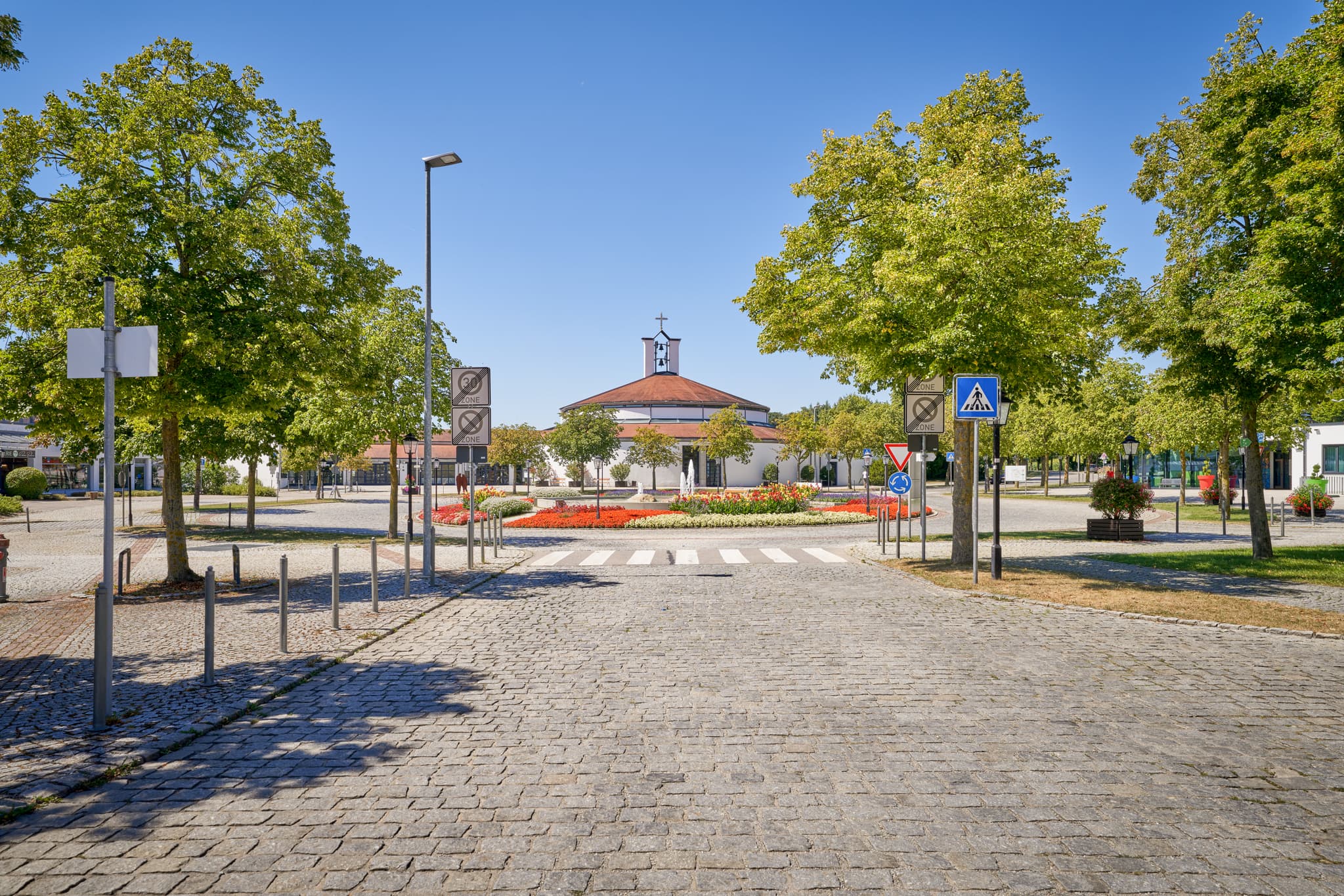 Kreisverkehr zur Therme Bad Griesbach, Landkreis Passau, Niederbayern, Deutschland. Motiv zeigt zentrale Verkehrsanlage mit Blumen und Bäumen.