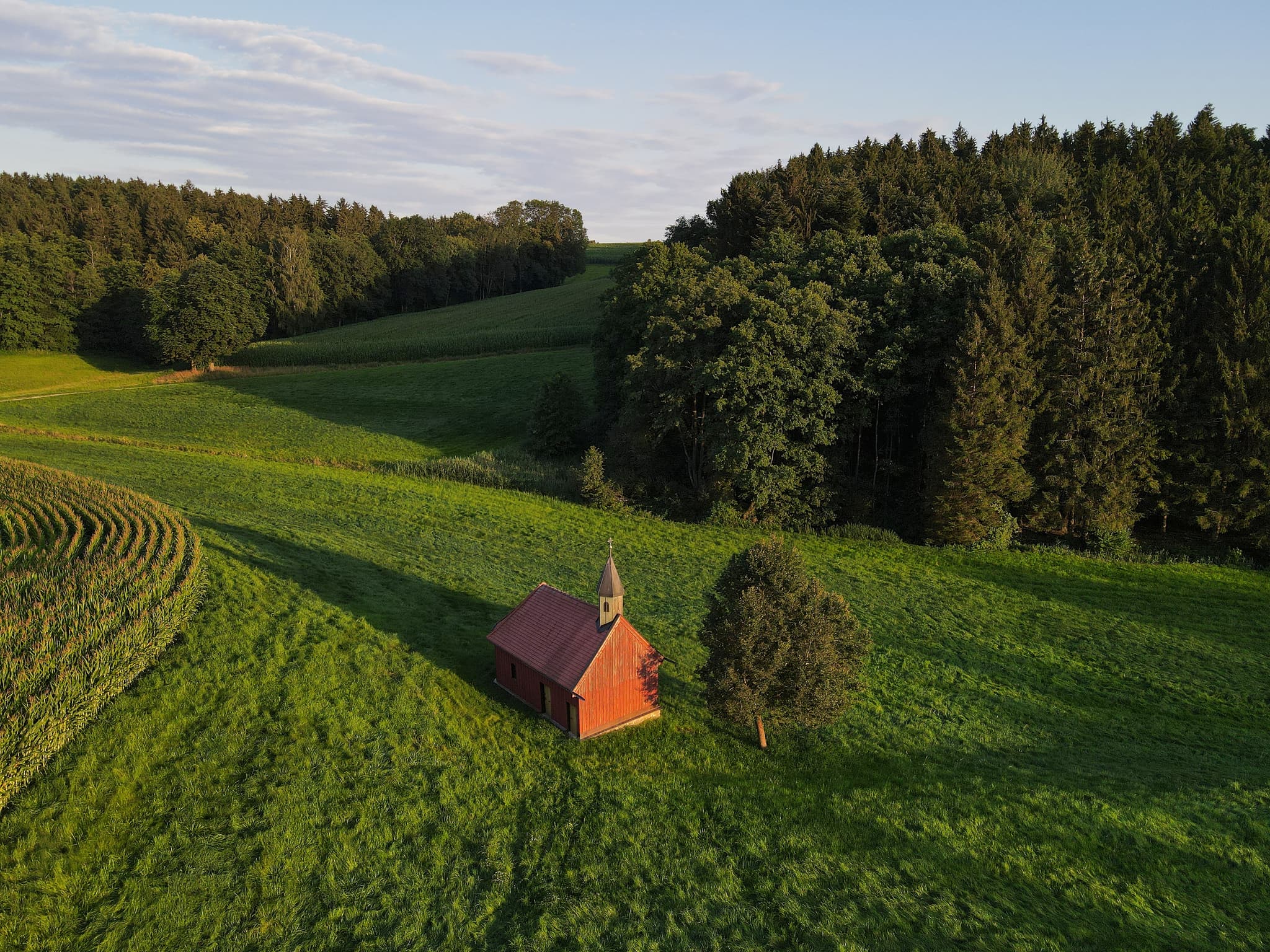 Luftbild einer kleinen Kapelle in Sigrün nahe Pleiskirchen im Landkreis Altötting, Oberbayern, Inn-Salzach, Bayern, Deutschland.