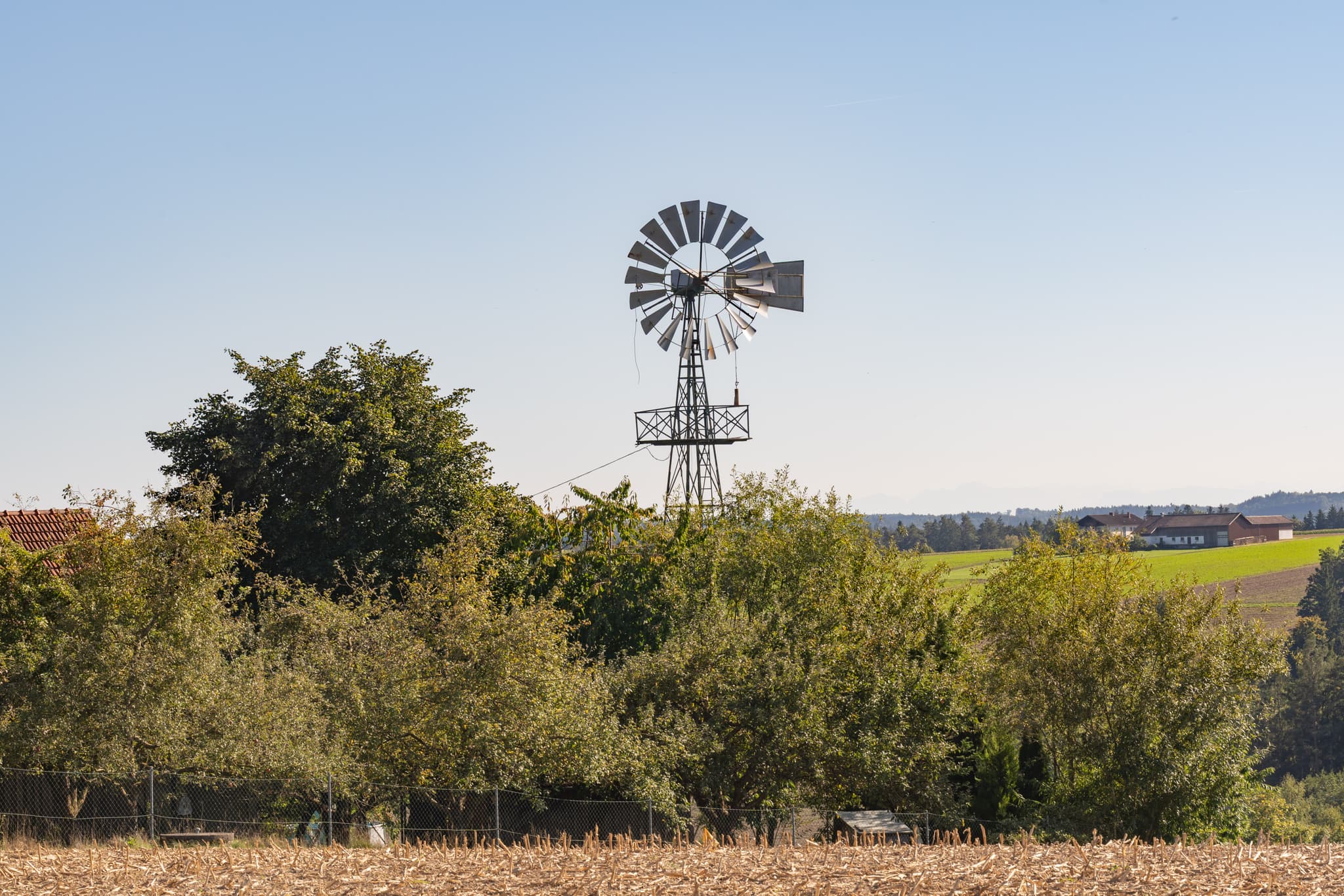 Landschaft am Wanderweg 2 bei Guteneck in Johanniskirchen, Landkreis Rottal-Inn, Niederbayern. Ein Feld mit alter Windpumpe im Holzland, Deutschland.
