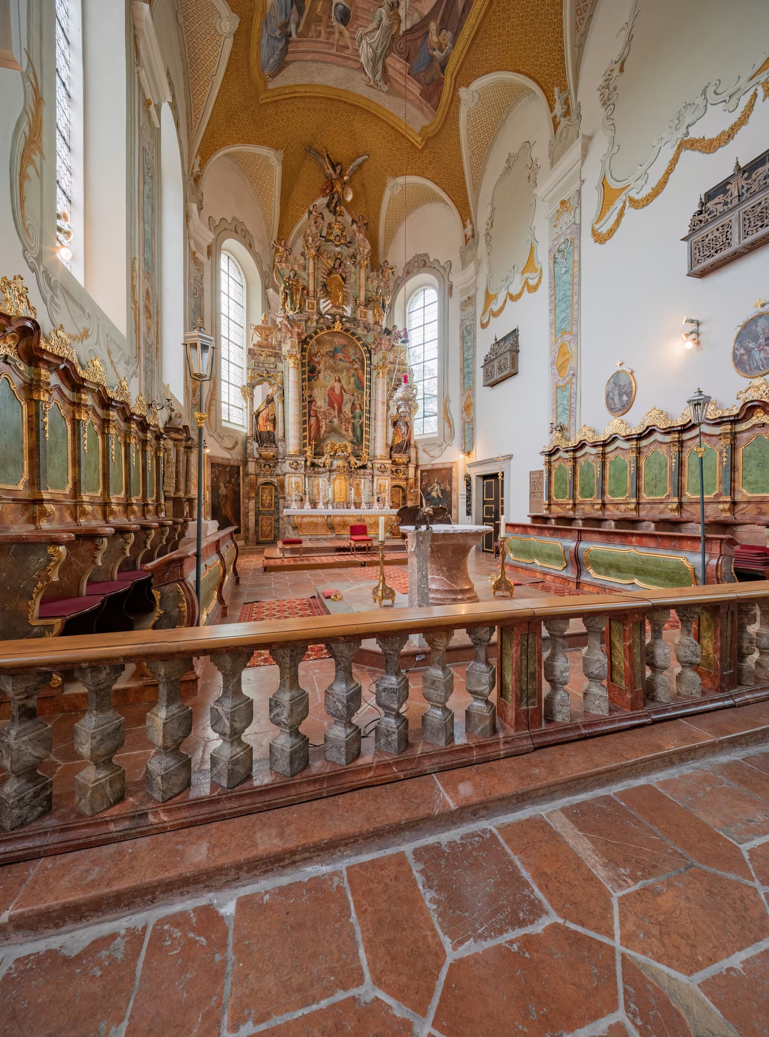 Altarbereich der St. Salvator Klosterkirche Hl. Dreifaltigkeit in Bad Griesbach im Rottal, Landkreis Passau, Niederbayern, Deutschland.