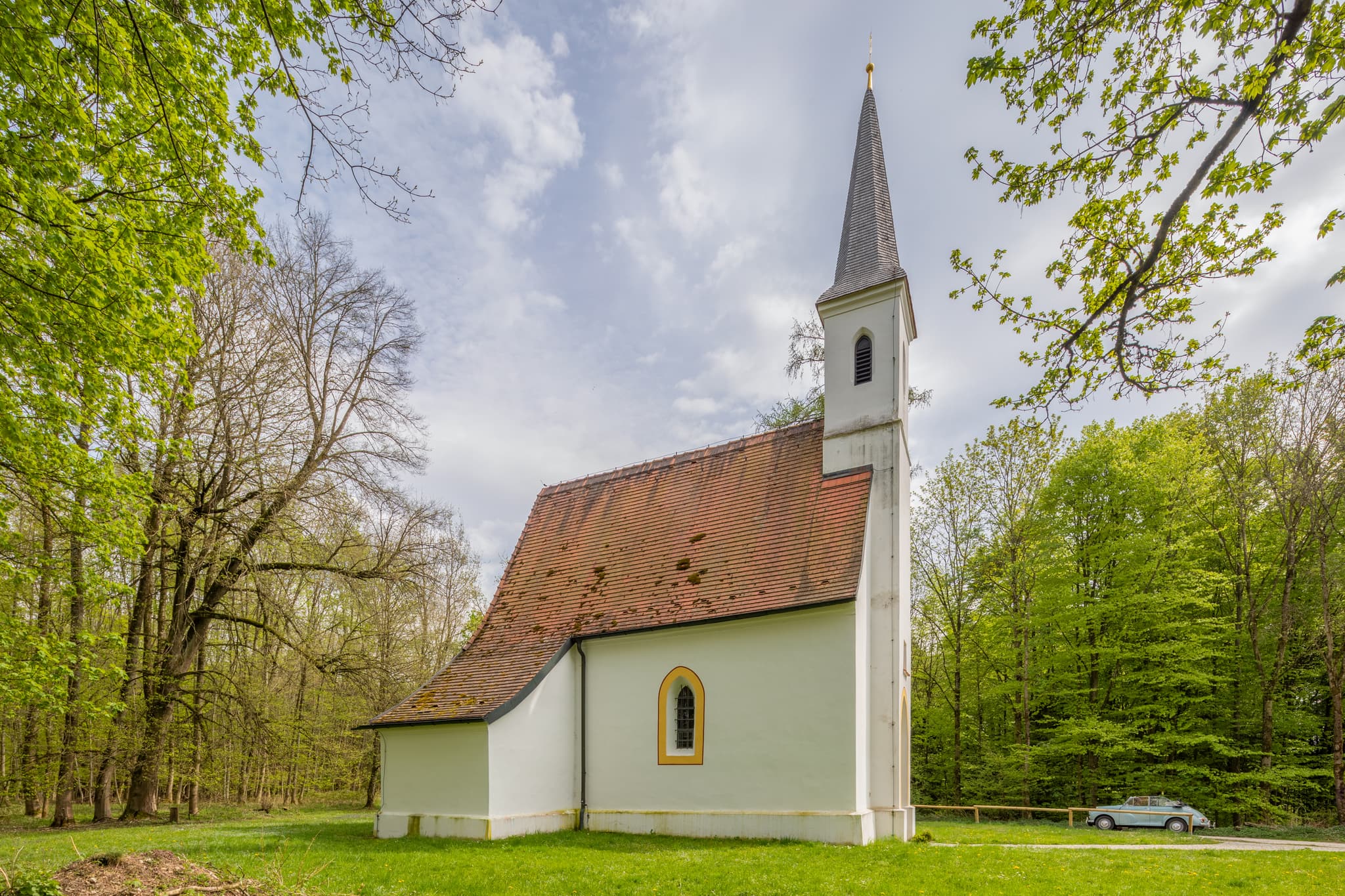 Die Hampersberg Kirche in Erharting, Landkreis Mühldorf am Inn, Oberbayern. Eine malerische Kirche in der Region Inn-Salzach, Deutschland.