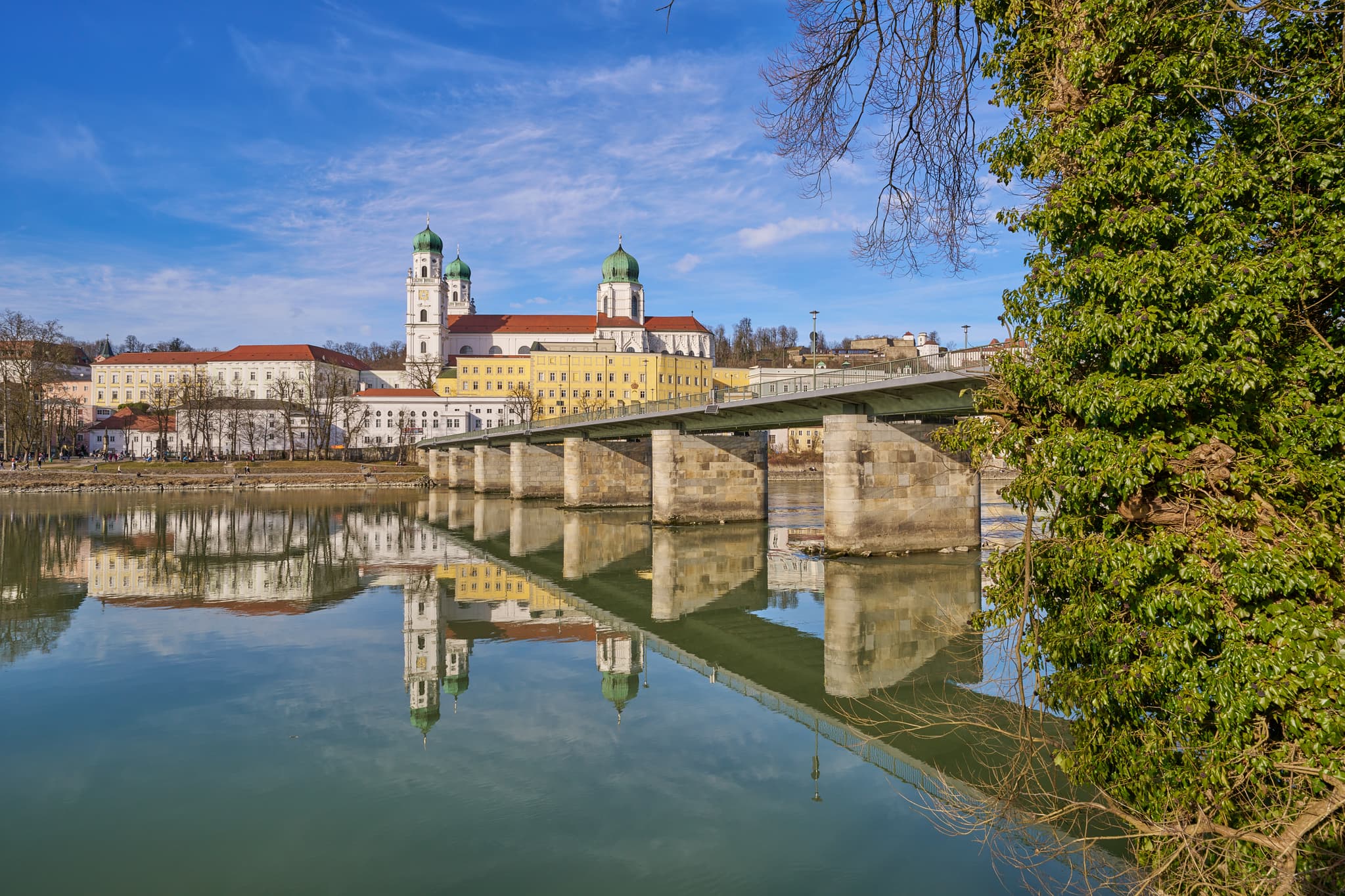 Passau, Innstadt: Beeindruckende Ansicht des Passauer Domes und der Inn-Brücke in Niederbayern, Region Inn-Salzach, Deutschland.  Sonniger Tag am Inn.