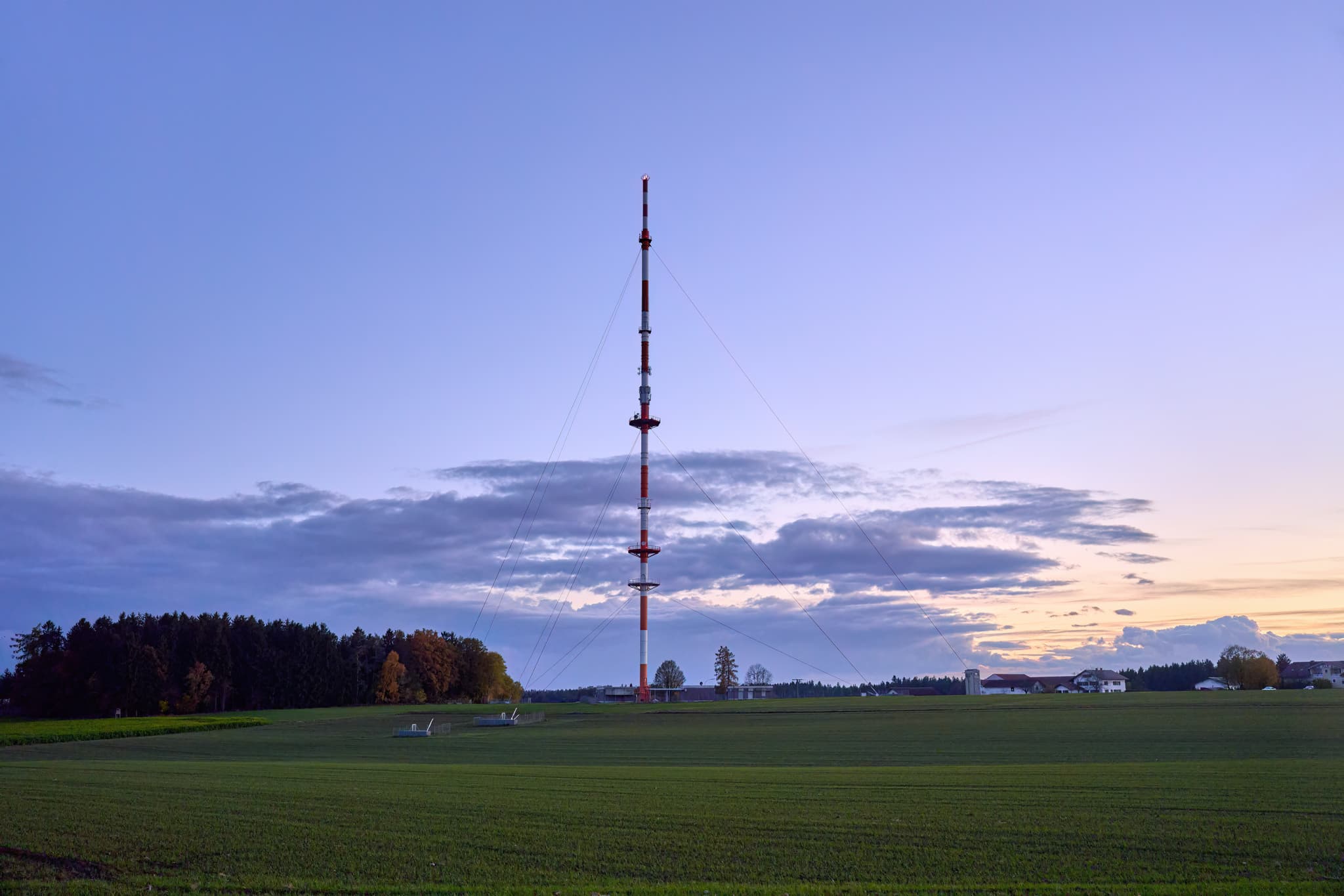 Funkturm in Rottenstuben, Hebertsfelden, umgeben von Feldern und Wäldern im Landkreis Rottal-Inn, Niederbayern. Das Holzland in Deutschland bei blauem Himmel.