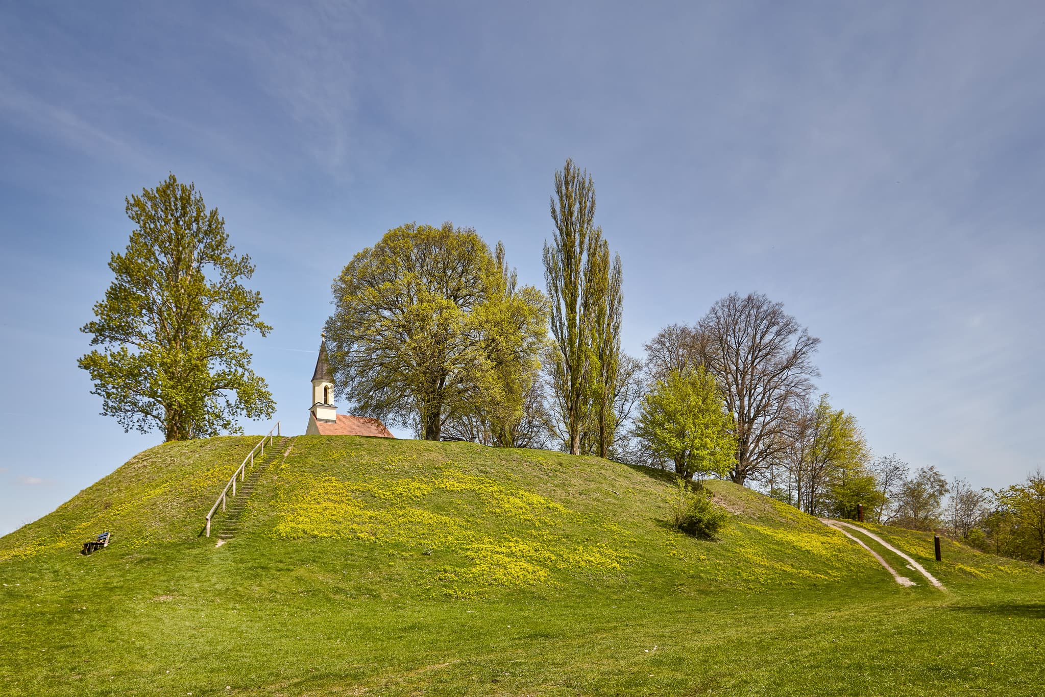 Das St.-Georgs-Kirchlein auf dem Schlossberg in Kraiburg, Landkreis Mühldorf am Inn, Oberbayern, Deutschland. Typische Landschaft der Inn-Salzach Region.