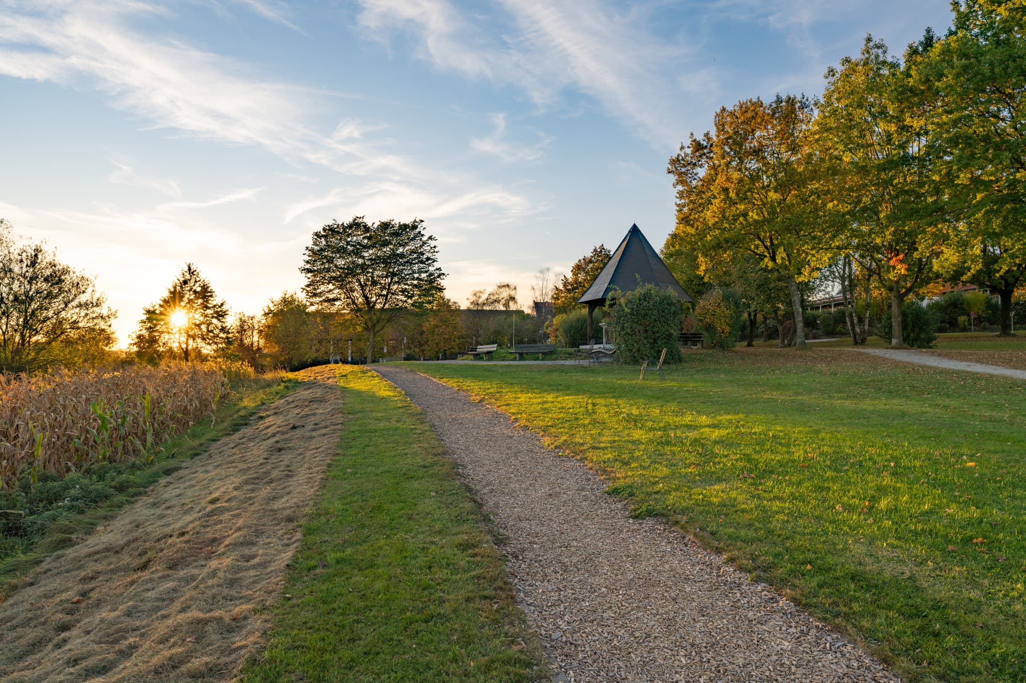 Idyllischer Herbstsonnenuntergang im Kurpark von Bad Griesbach im Landkreis Passau, Niederbayern. Die Region Rottal lädt zur Erholung ein.